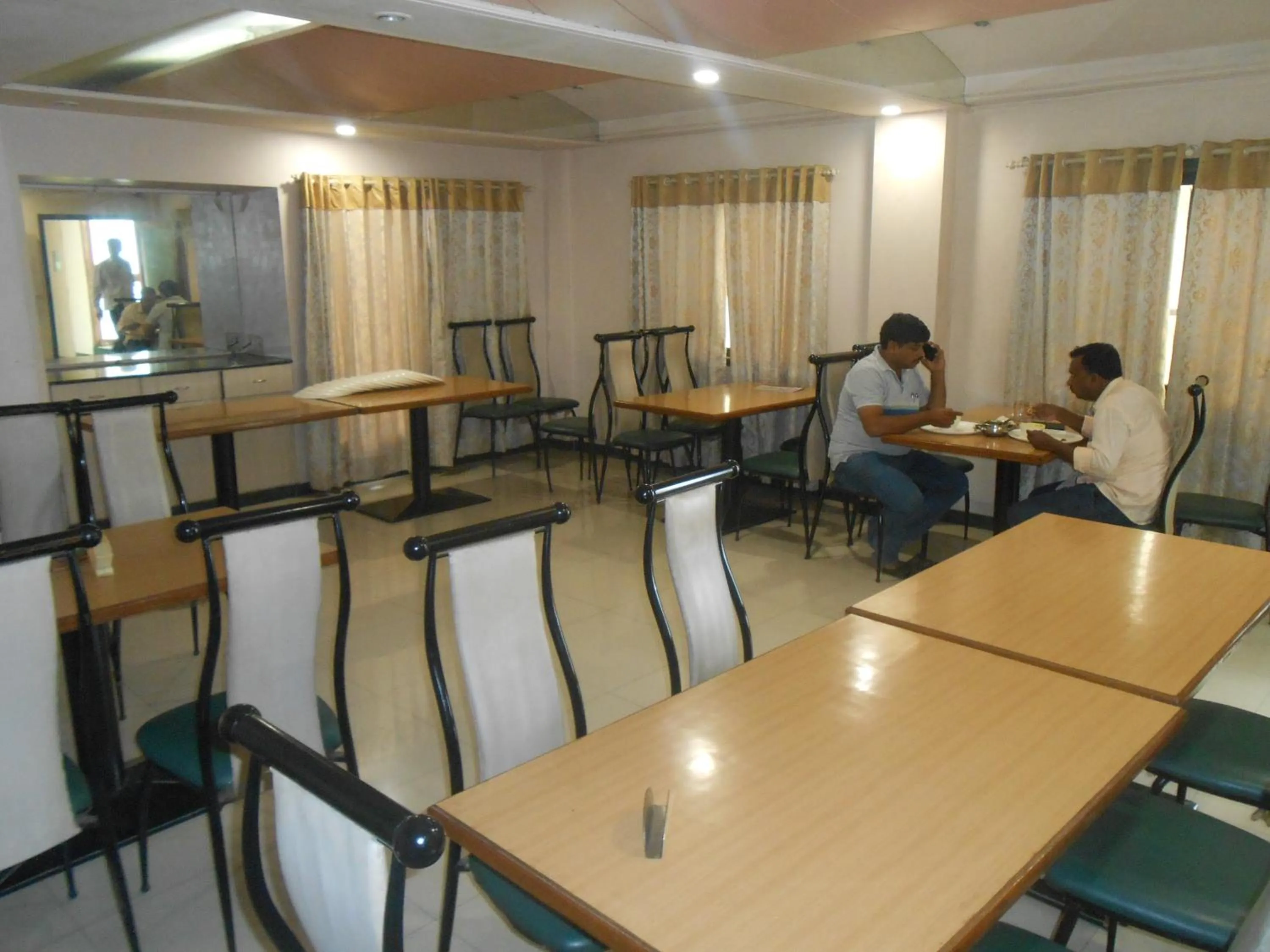Restaurant/places to eat in Hotel Pooja International
