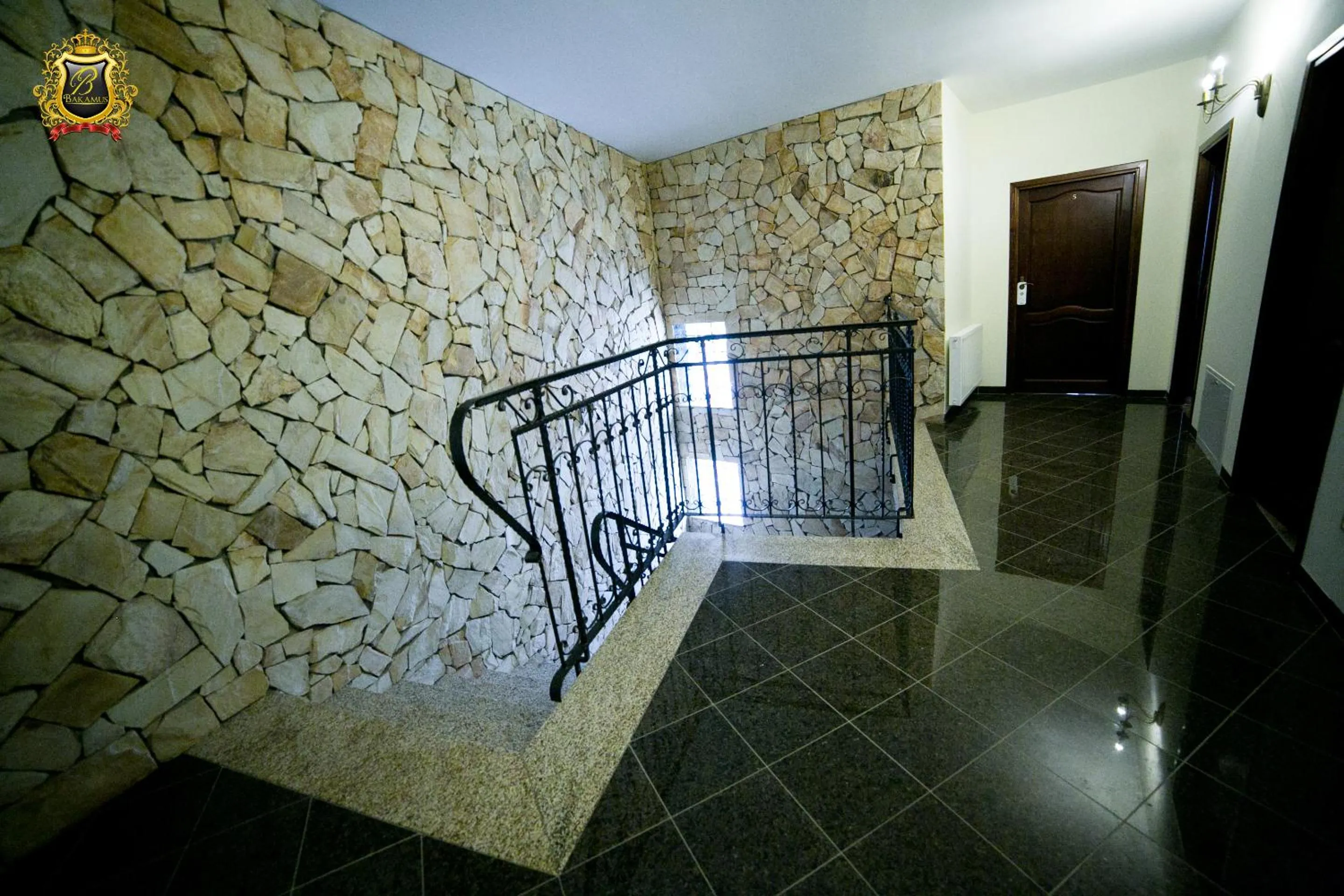 Text overlay in Rezydencja Bakamus