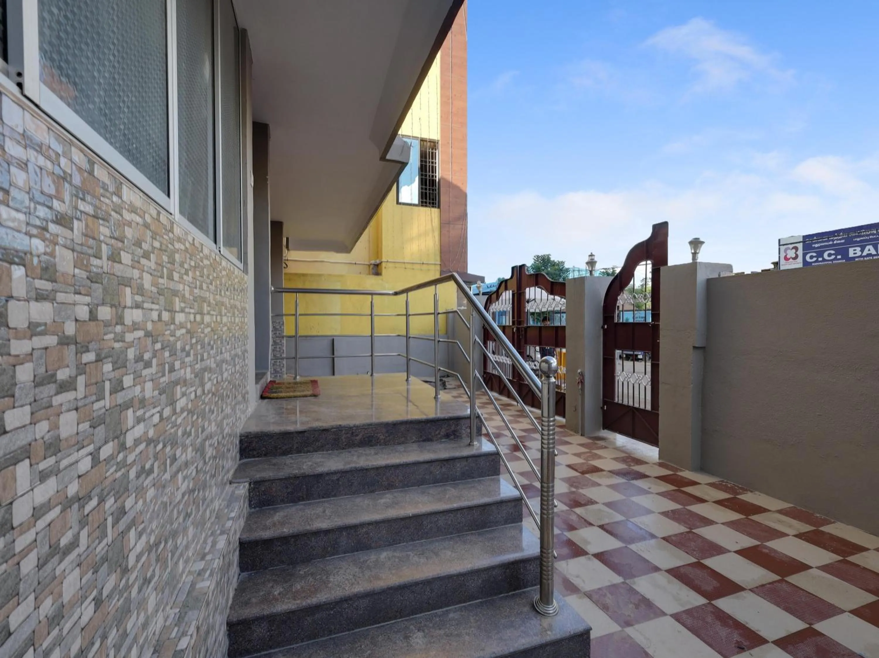 Facade/entrance in Super Hotel O Vsv Guest House Maduravoyal