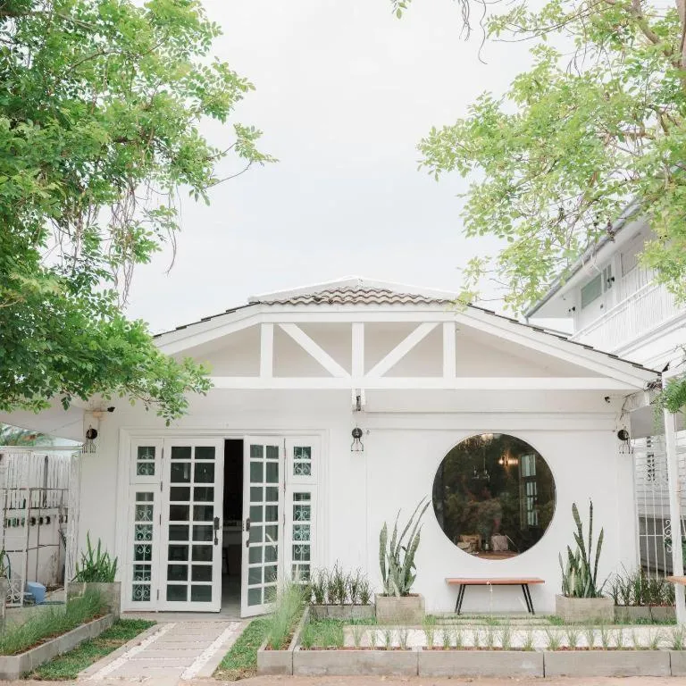 Khemjit cafe' and bed