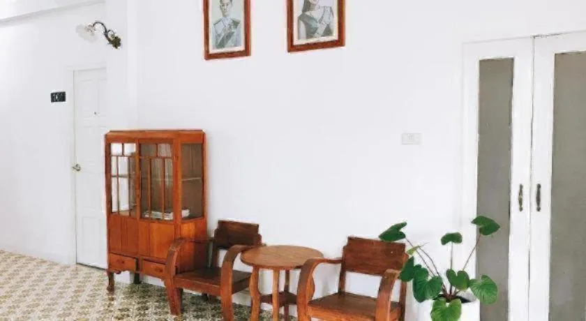 Khemjit cafe' and bed