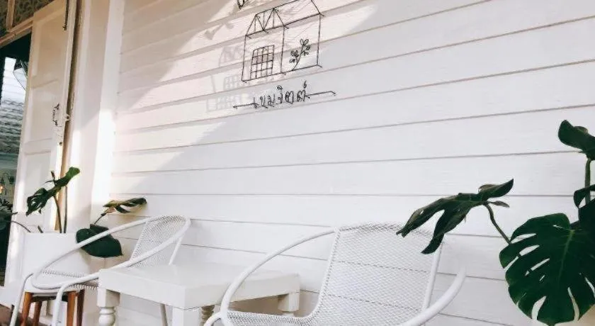 Khemjit cafe' and bed