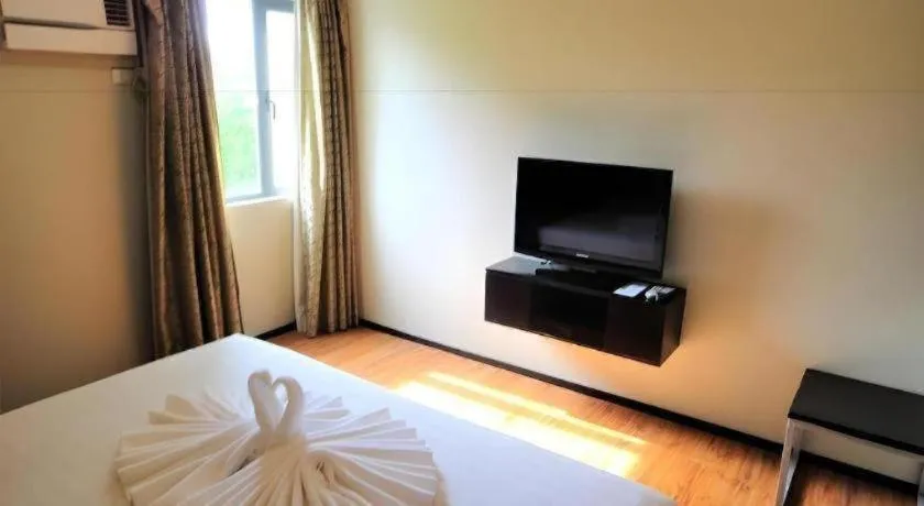 Bed in Mallberry Suites Business Hotel