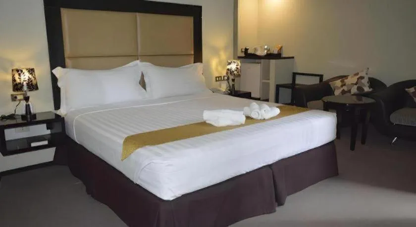 Bed in Mallberry Suites Business Hotel