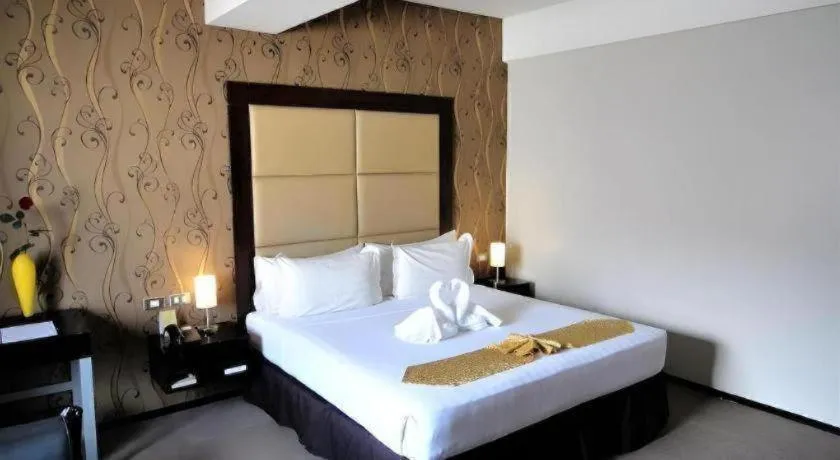 Bed in Mallberry Suites Business Hotel