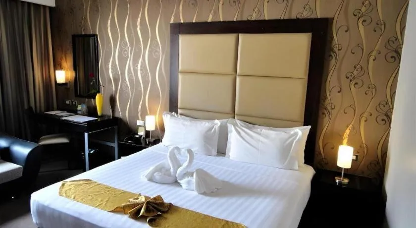 Bed in Mallberry Suites Business Hotel