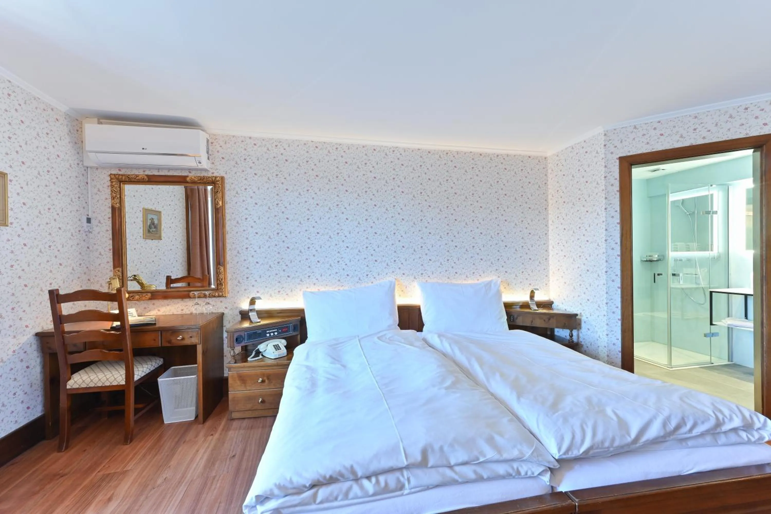 Bathroom, Bed in Hotel Rheinfels