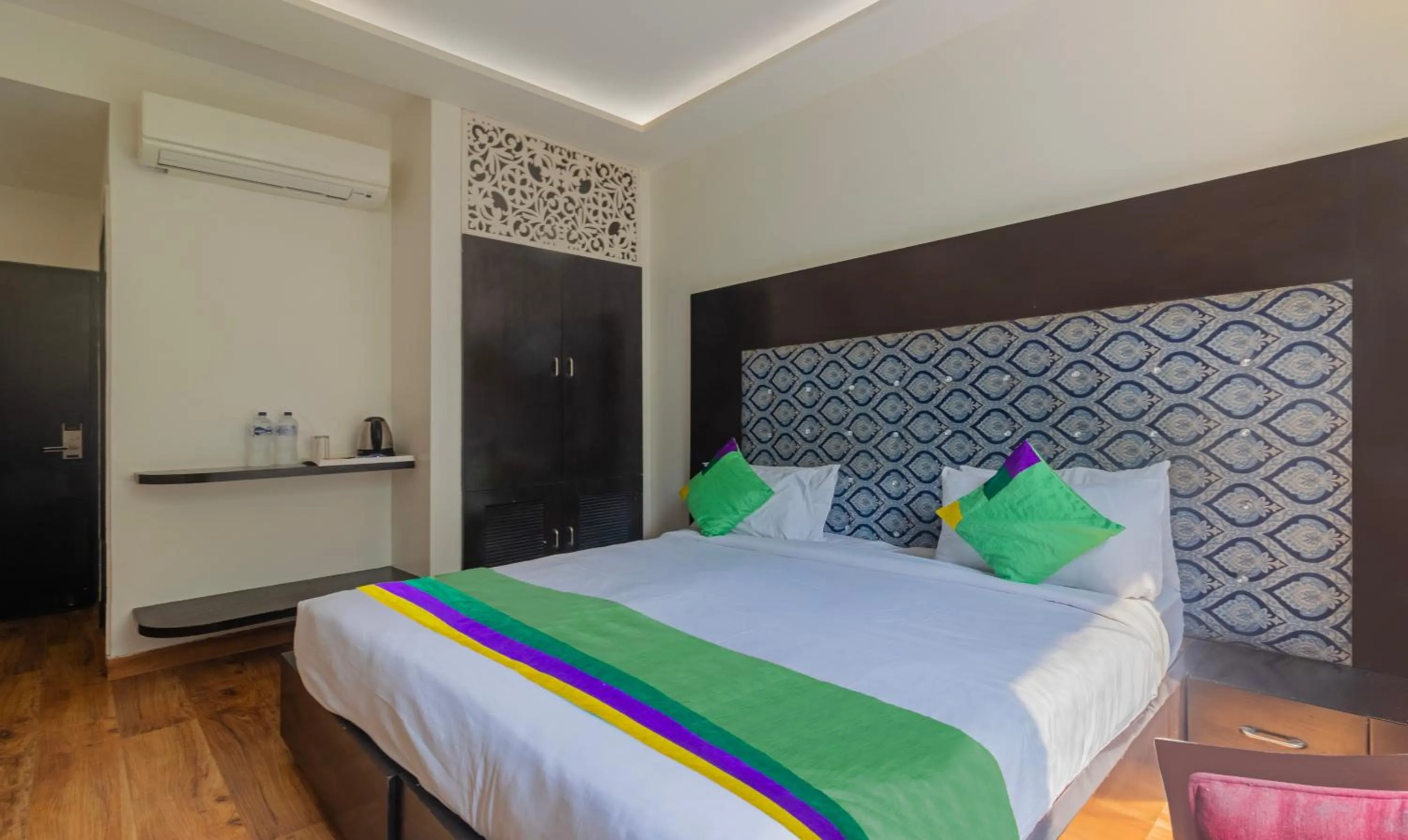 Bedroom, Bed in Treebo The Royal Taj, Near Taj Mahal