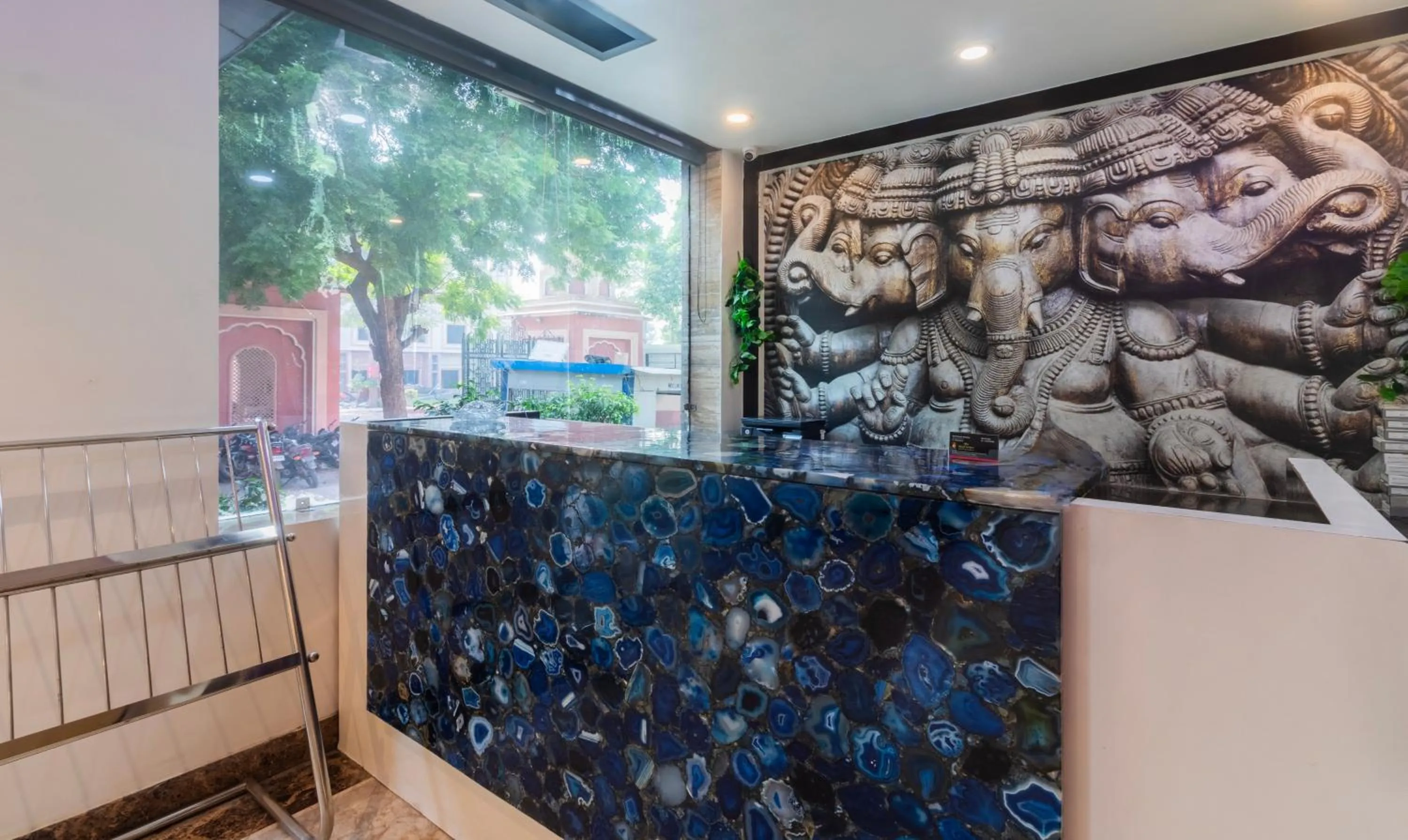 Lobby or reception in Treebo The Royal Taj, Near Taj Mahal