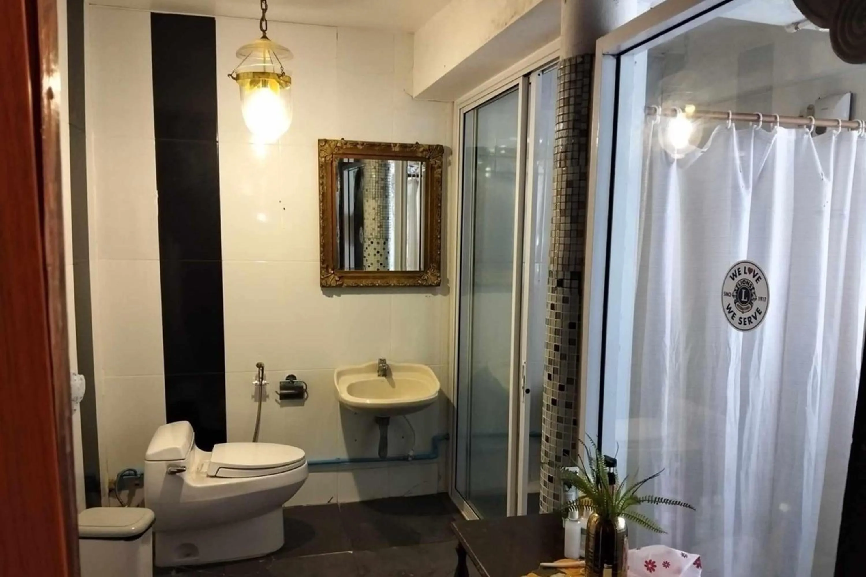 Bathroom in Ruenthai Ayutthaya Resort and Restaurant