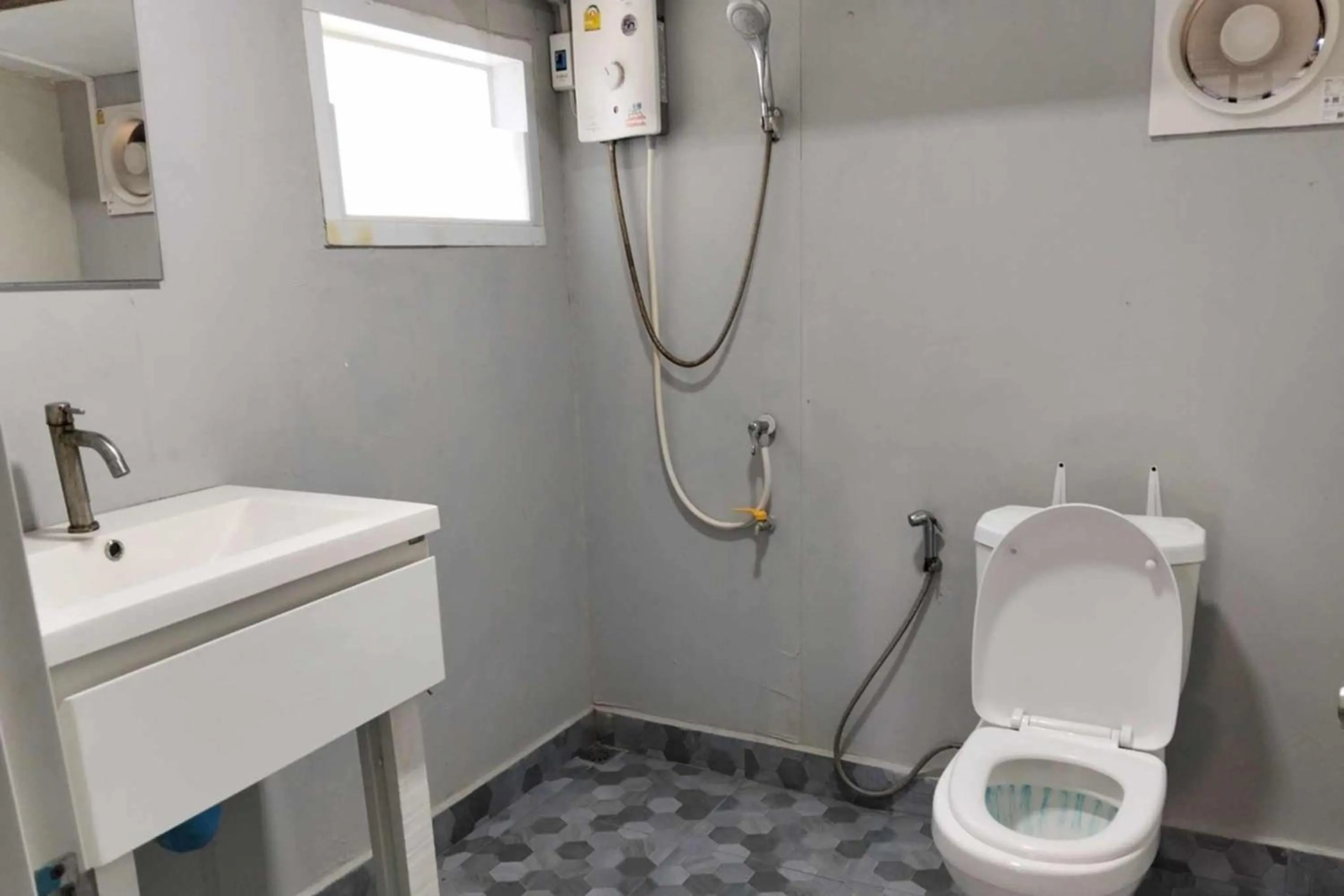 Bathroom in Ruenthai Ayutthaya Resort and Restaurant