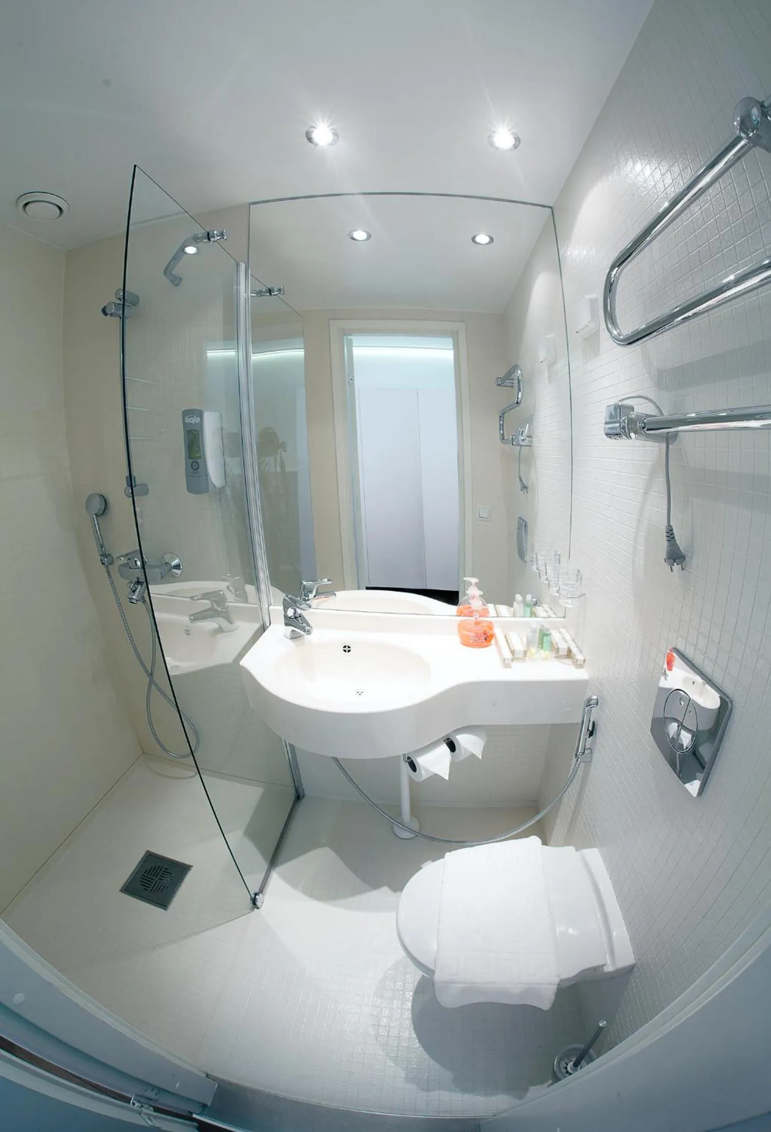 Shower in Forenom Aparthotel Helsinki Kamppi - contactless check-in