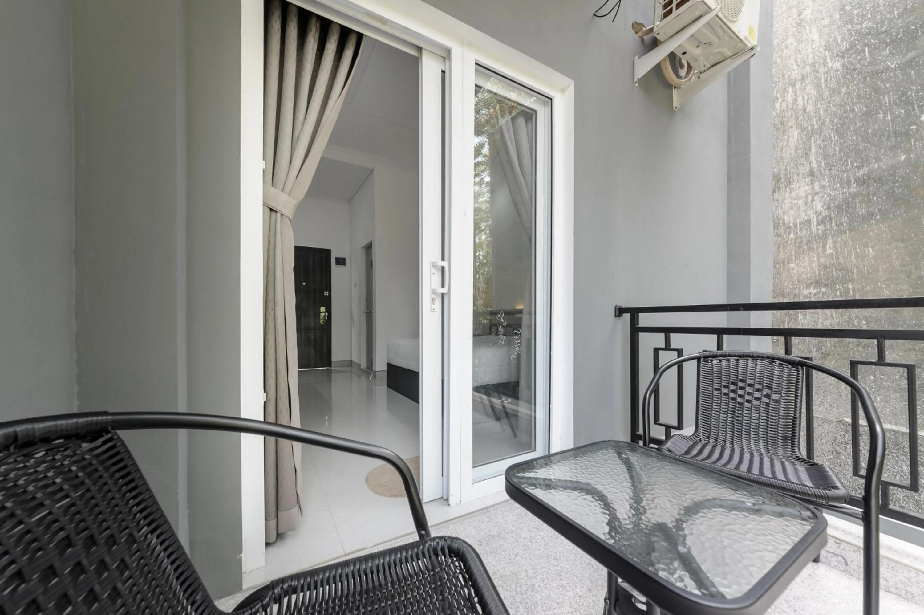 Seating area in Urbanview Hotel AnD Lampung by RedDoorz