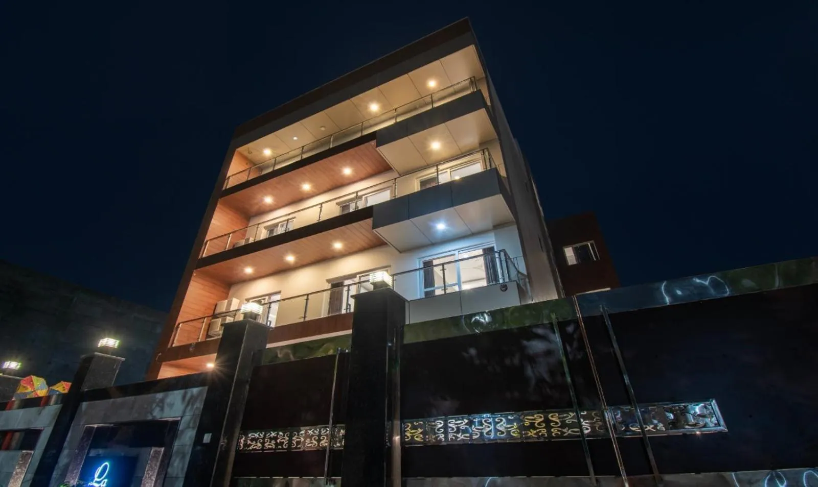 Property building in Hotel La Mirage