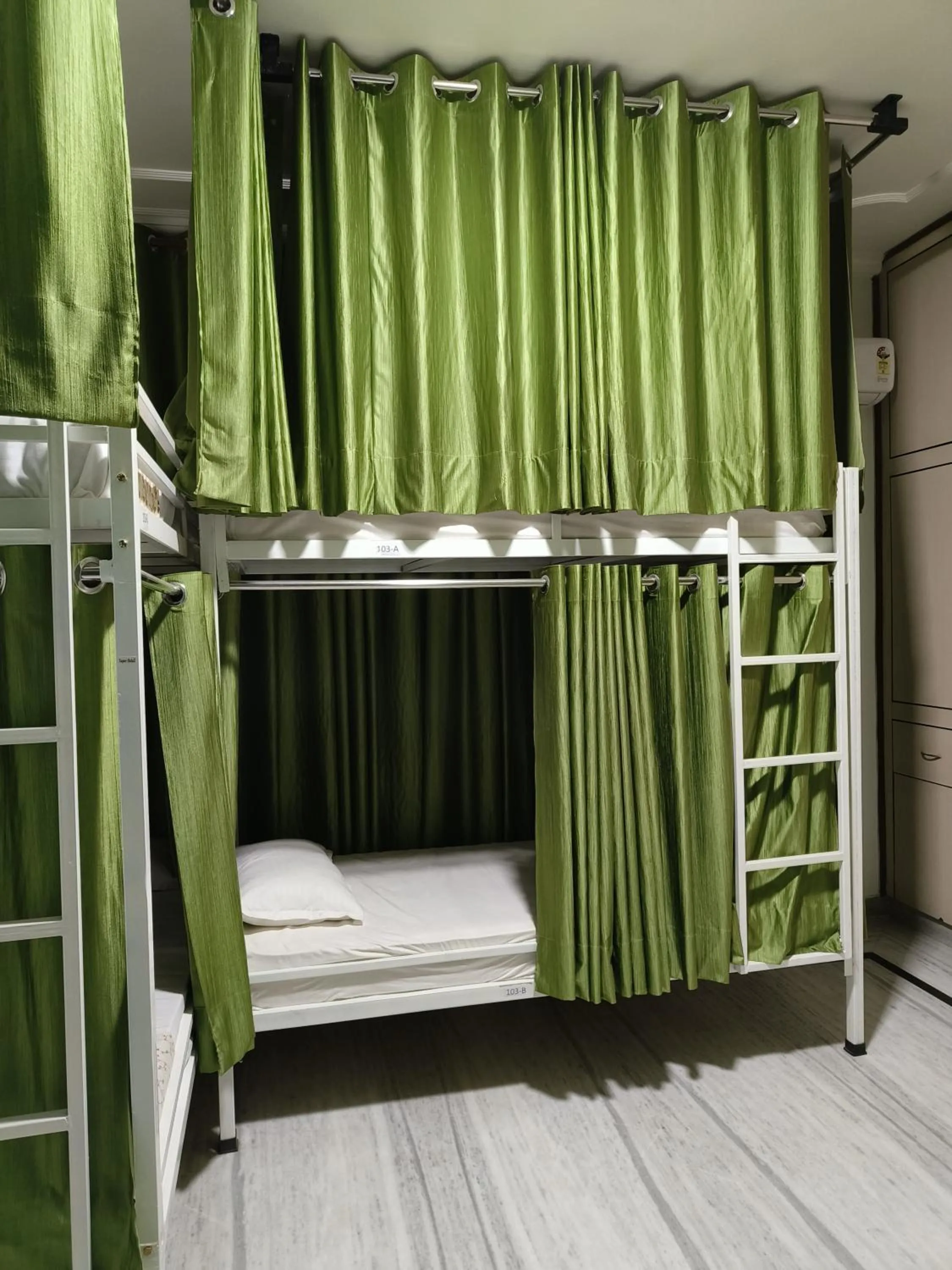bunk bed, Bed in Ohh Hostler