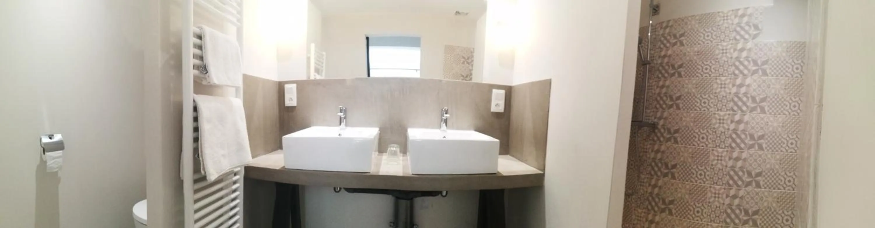 Bathroom in L'Observance Bed & Breakfast