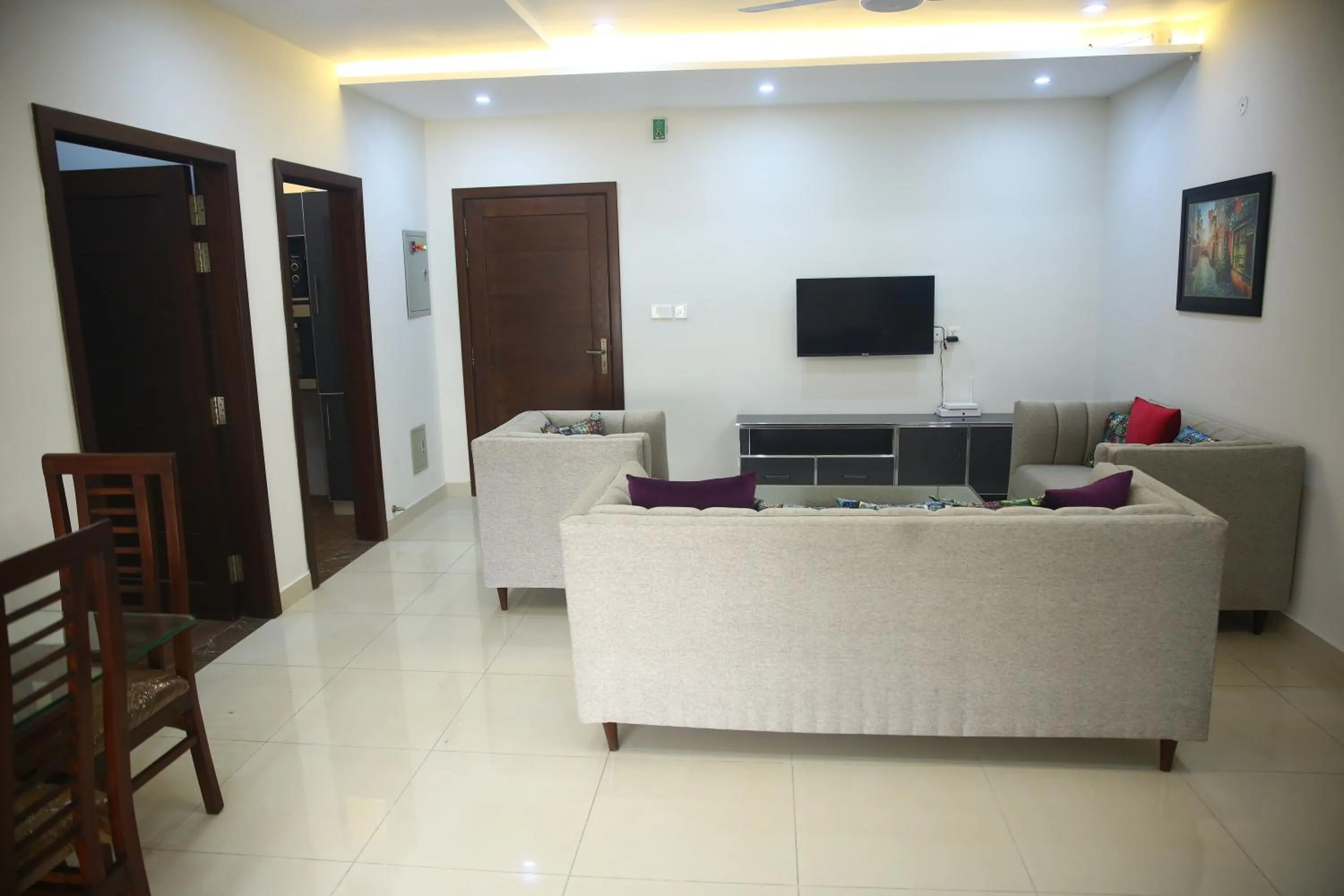 Communal lounge/ TV room in Gulberg Suites