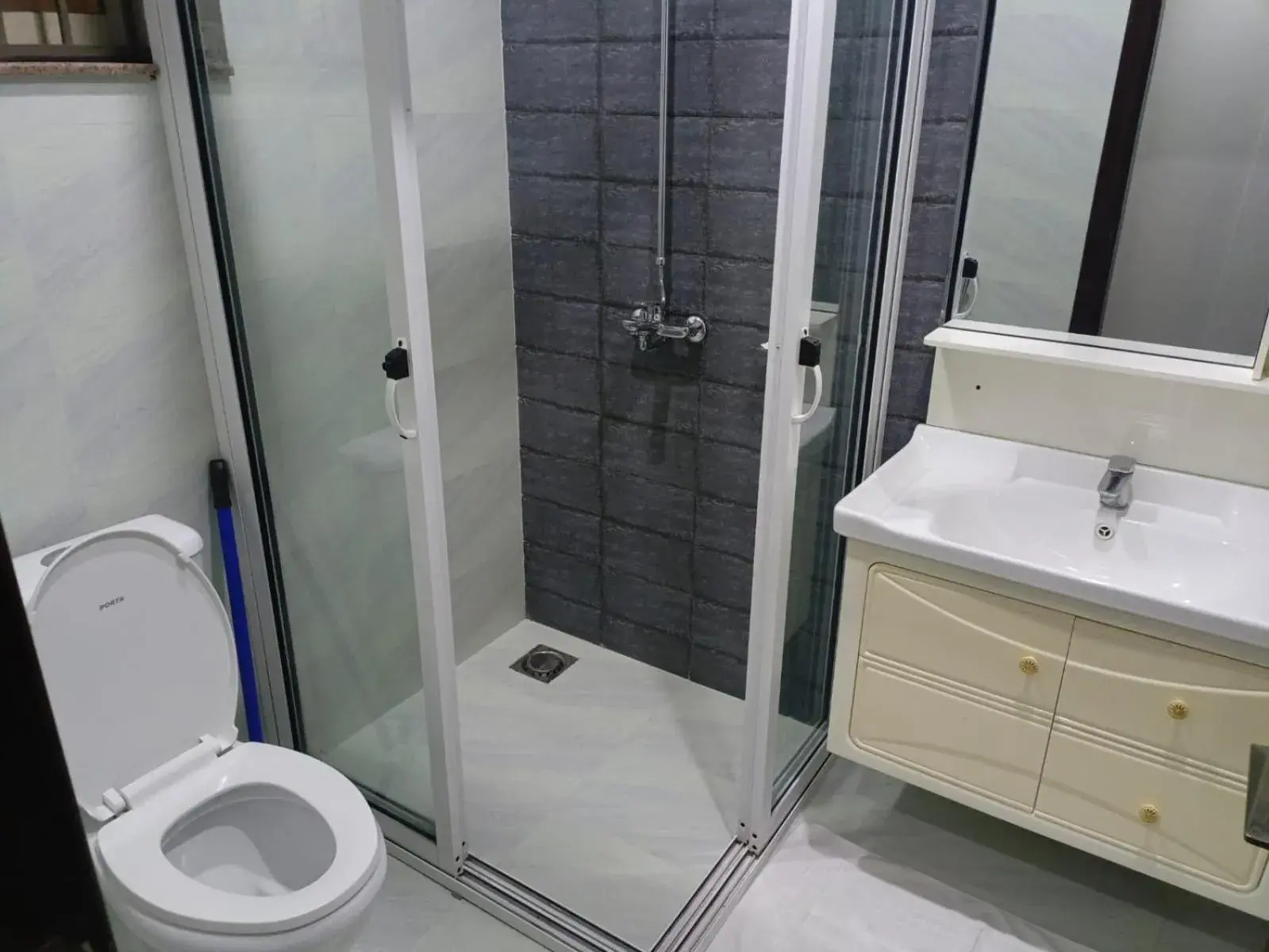 Studio Apartment - single occupancy in Gulberg Suites Studio Apartment - single occupancy in Gulberg Suites