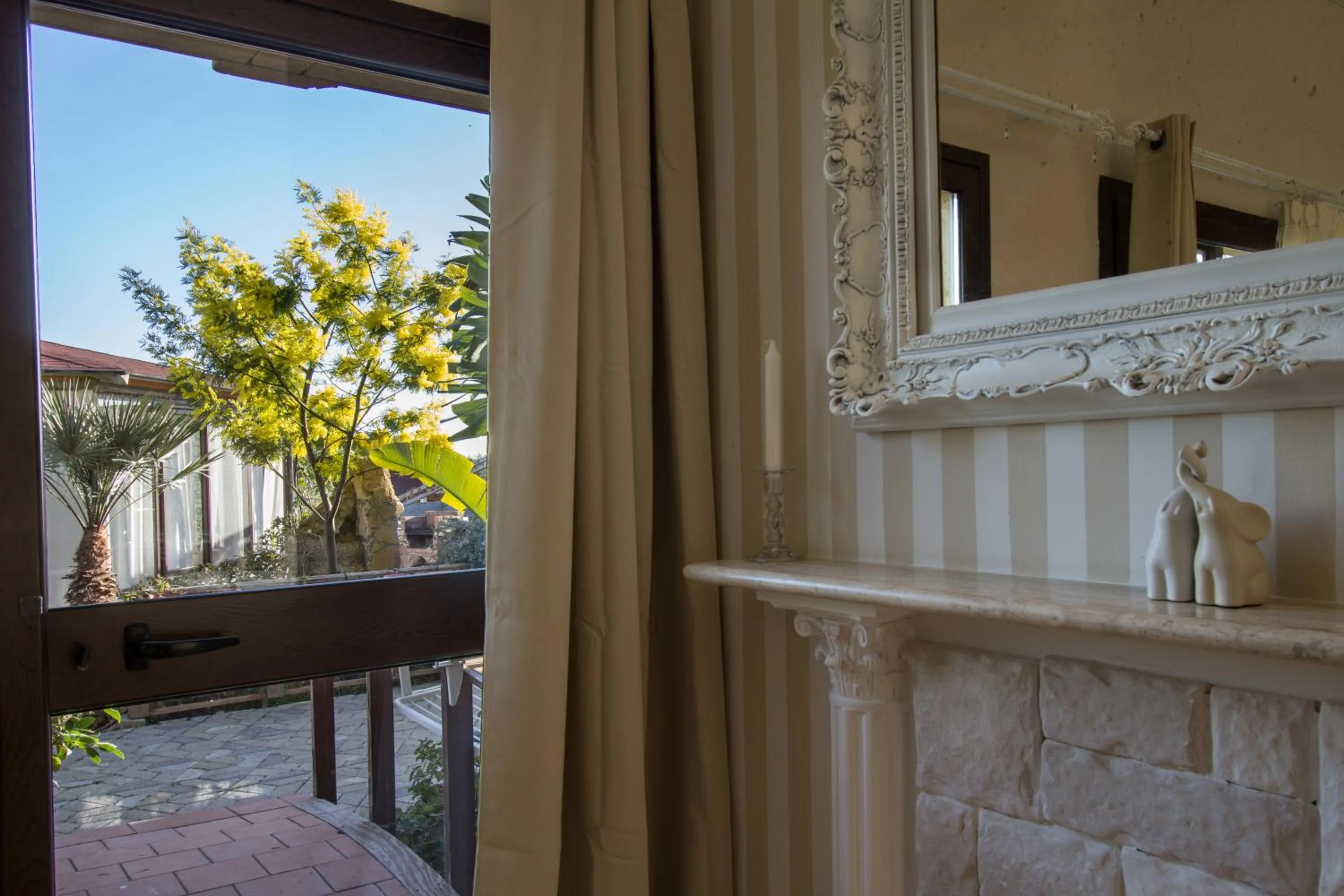 Garden view in B&B Eyexei Domus