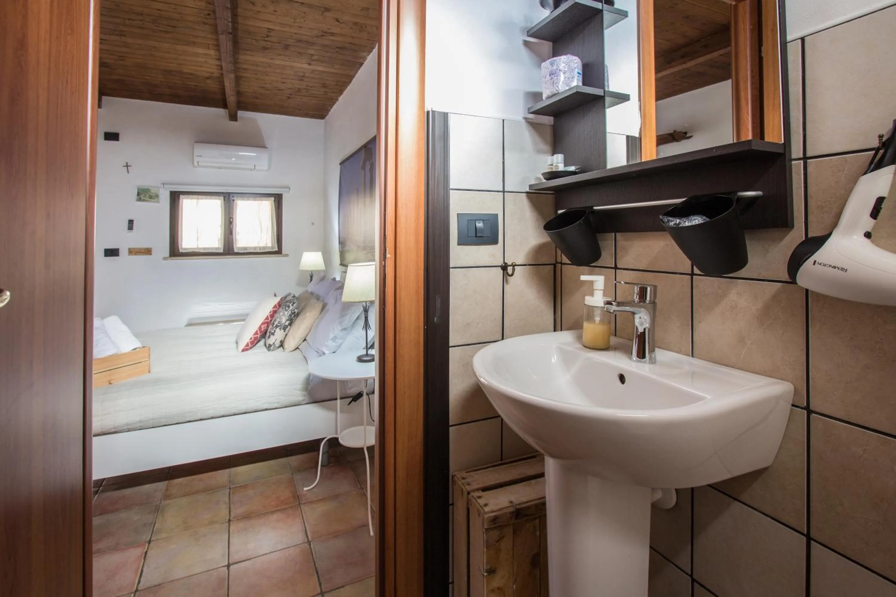 Bathroom, Bed in B&B Eyexei Domus