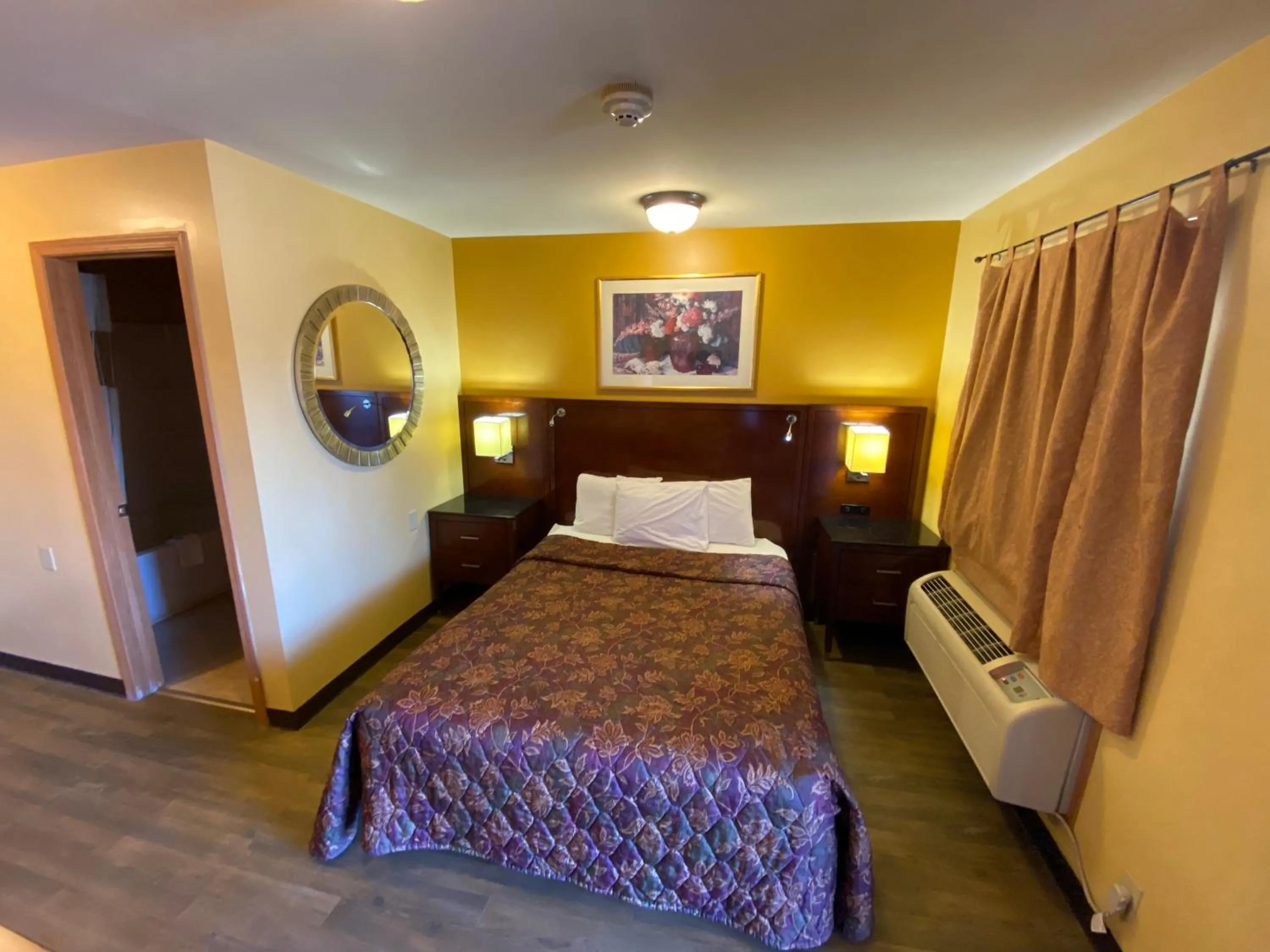 Photo of the whole room, Bed in Regal Inn Coffeyville