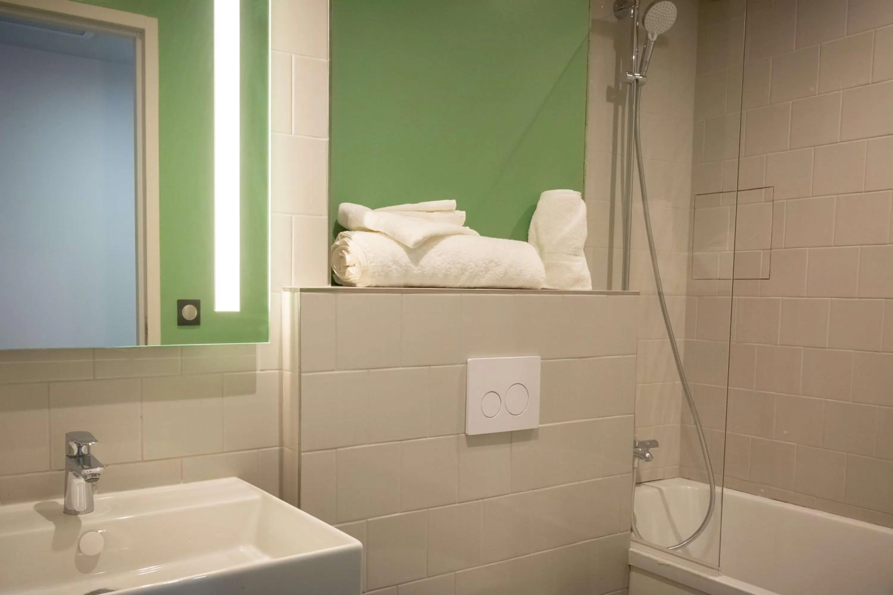 Bathroom in Best Western 11BAUER Paris Saint-Ouen