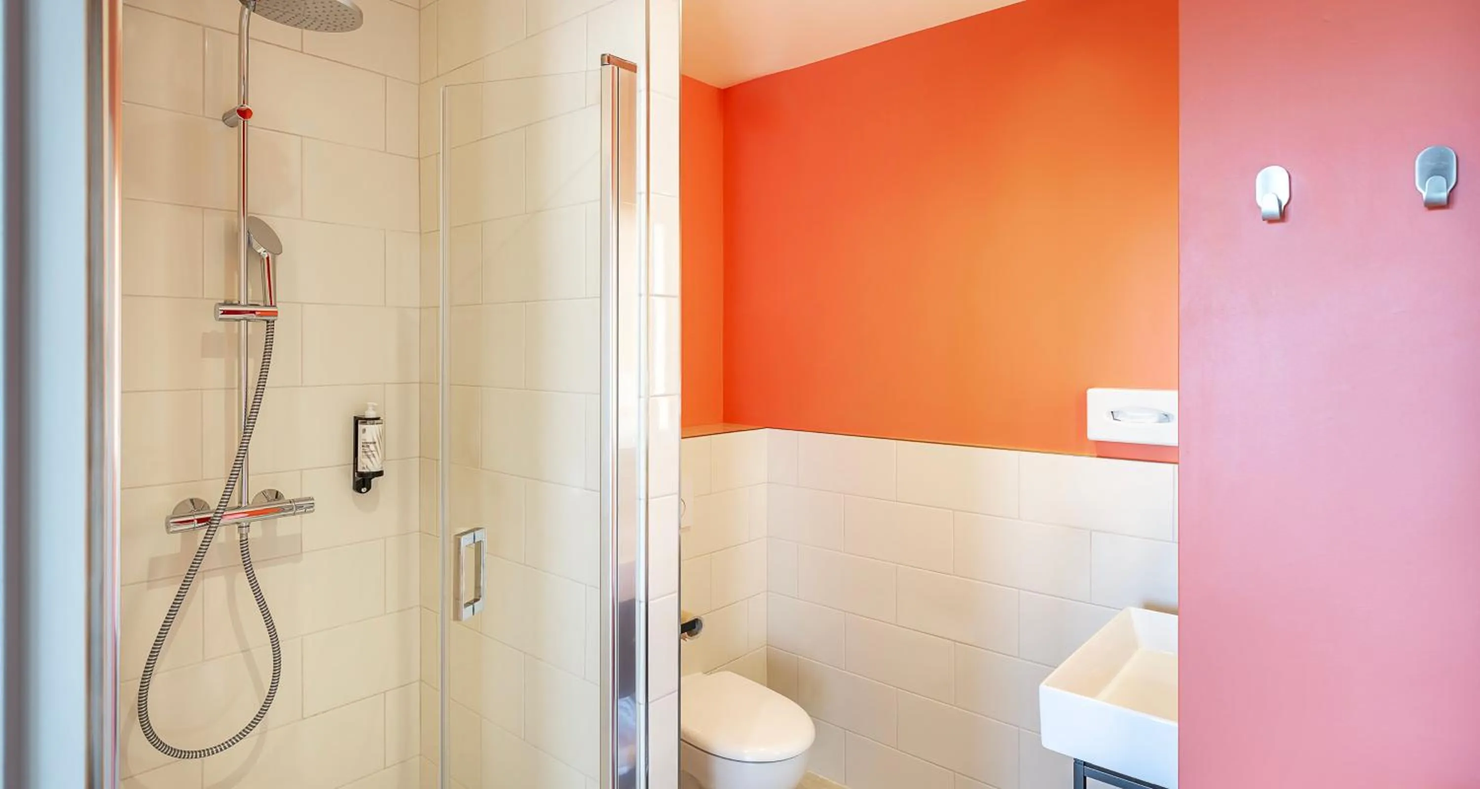 Bedroom in Best Western 11BAUER Paris Saint-Ouen