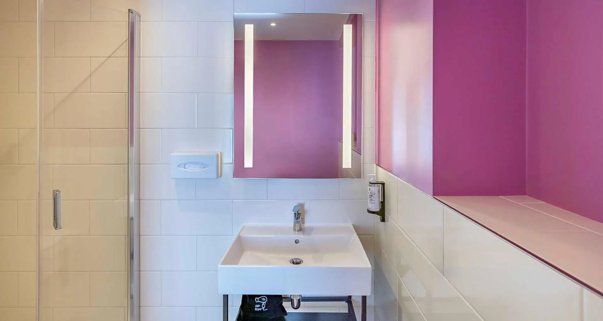 Bathroom in Best Western 11BAUER Paris Saint-Ouen