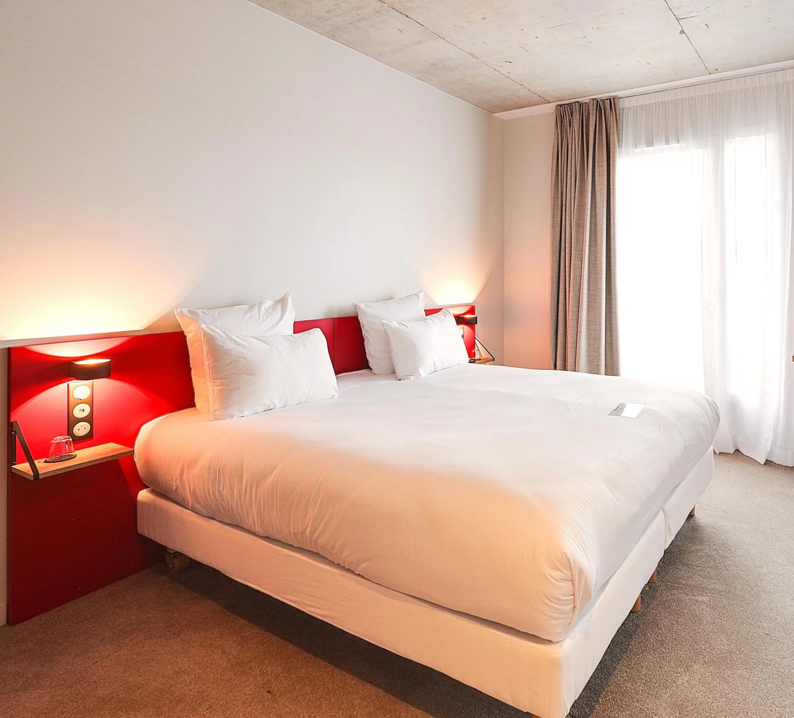 Bed in Best Western 11BAUER Paris Saint-Ouen