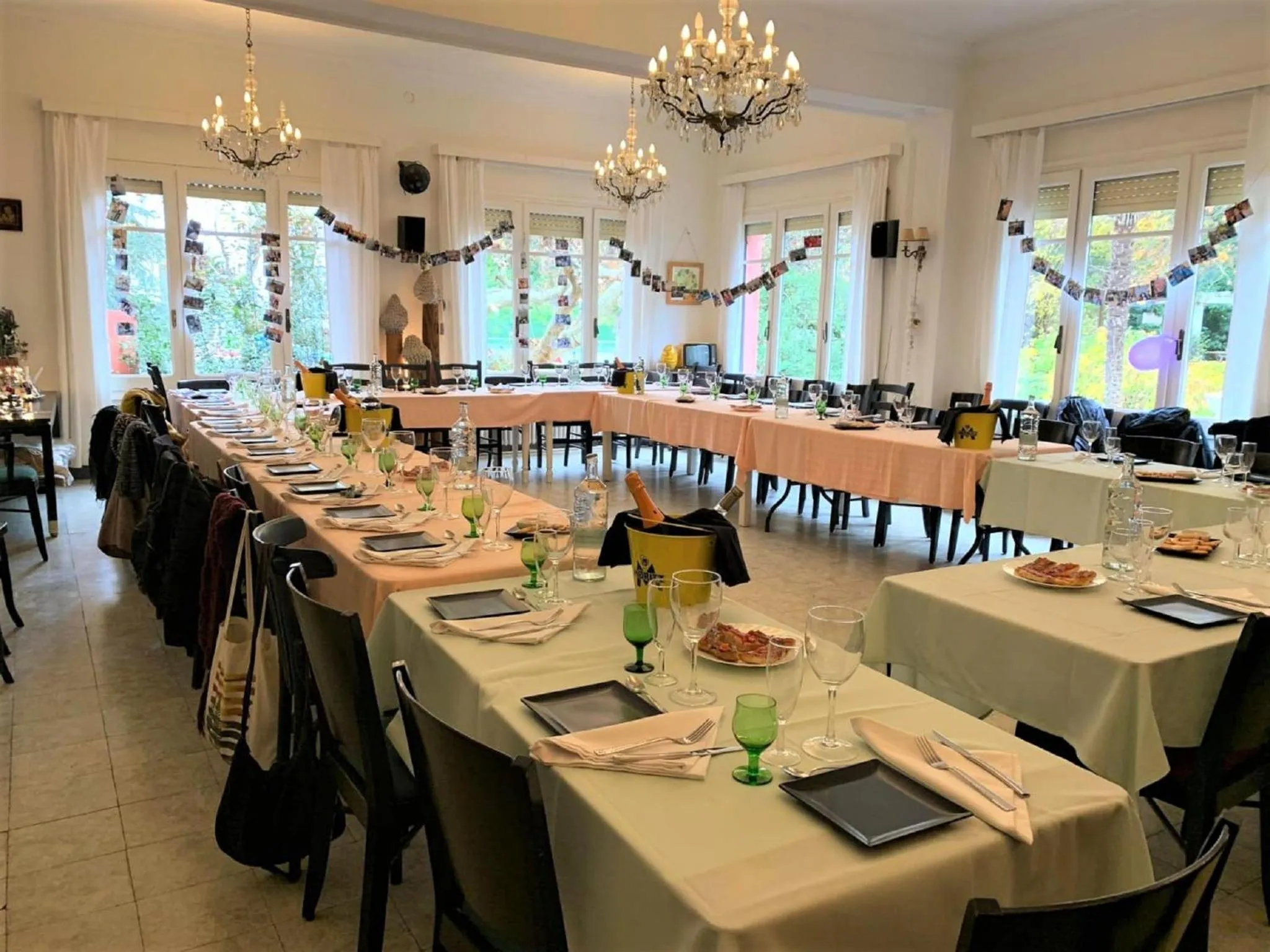 Dining area in Hostal Montsoliu
