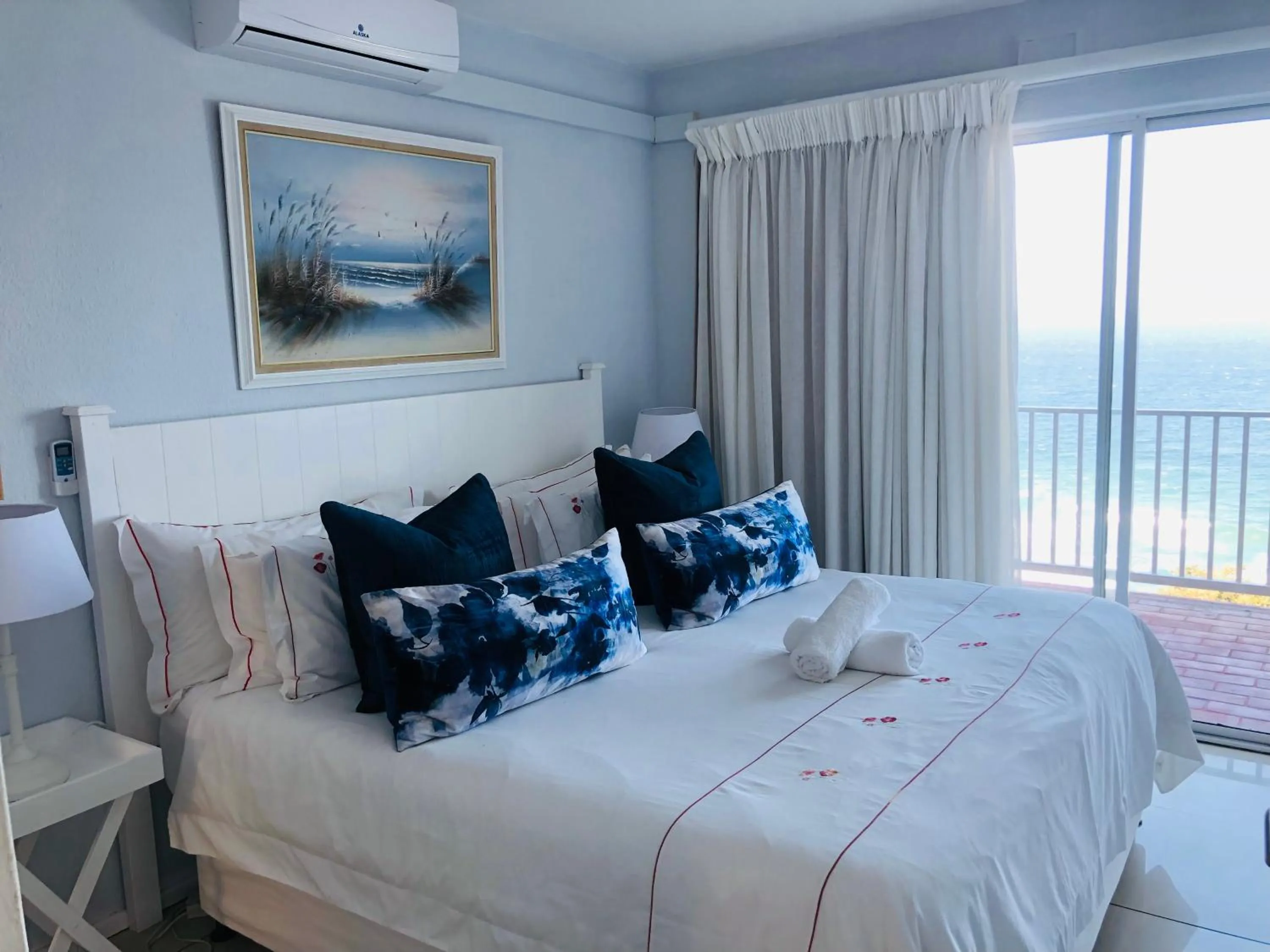 Bedroom, Bed in Sands Beach Breaks Umdloti Beach View