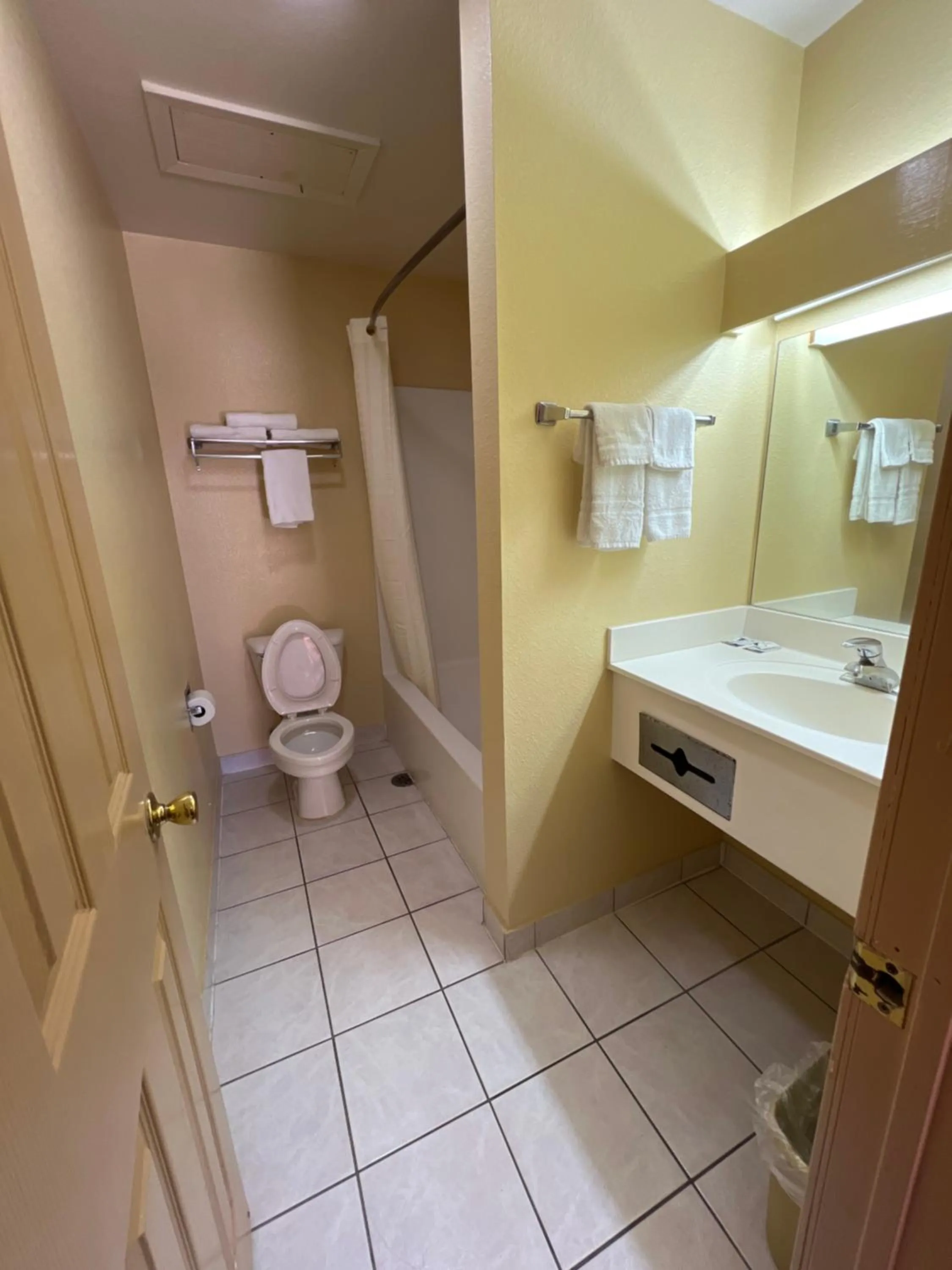 Shower in Executive Inn & Suites Near Lackland AFB