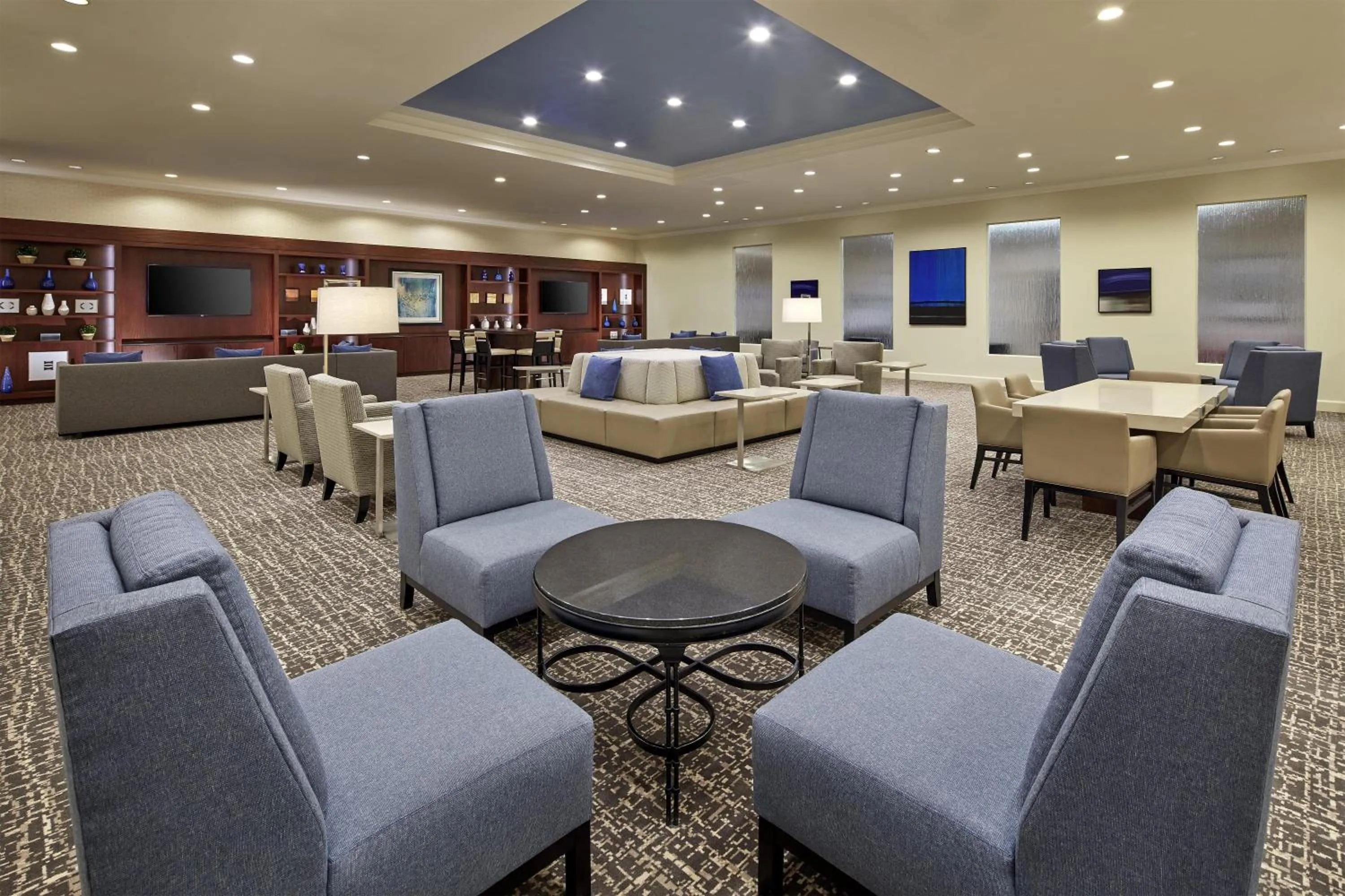 Lounge or bar in Hyatt Regency Tulsa Downtown