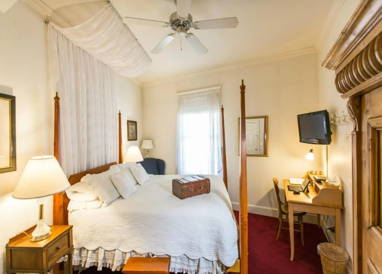 Bedroom, Bed in The Currier Inn