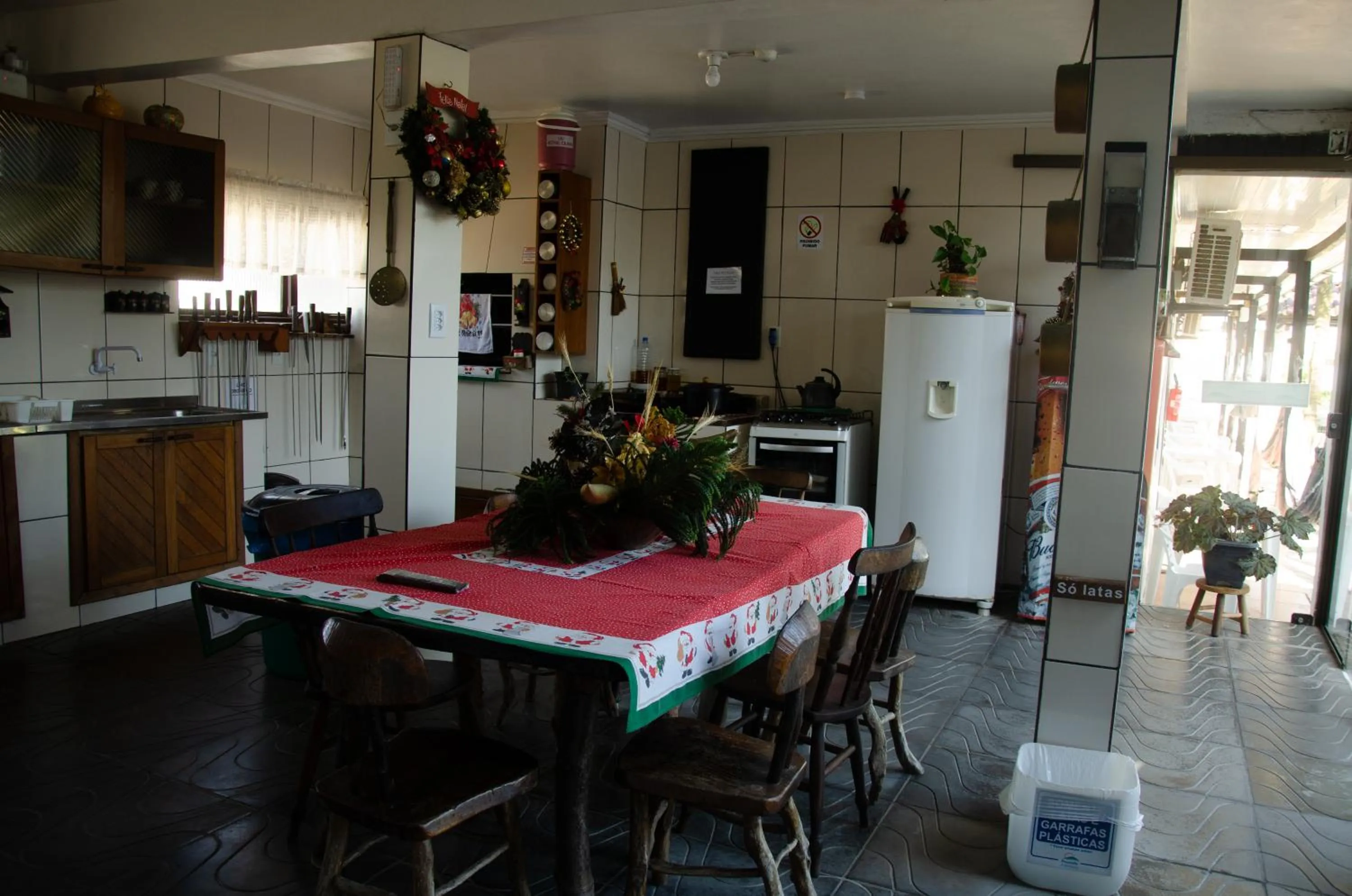 Communal kitchen in Pousada Aventura
