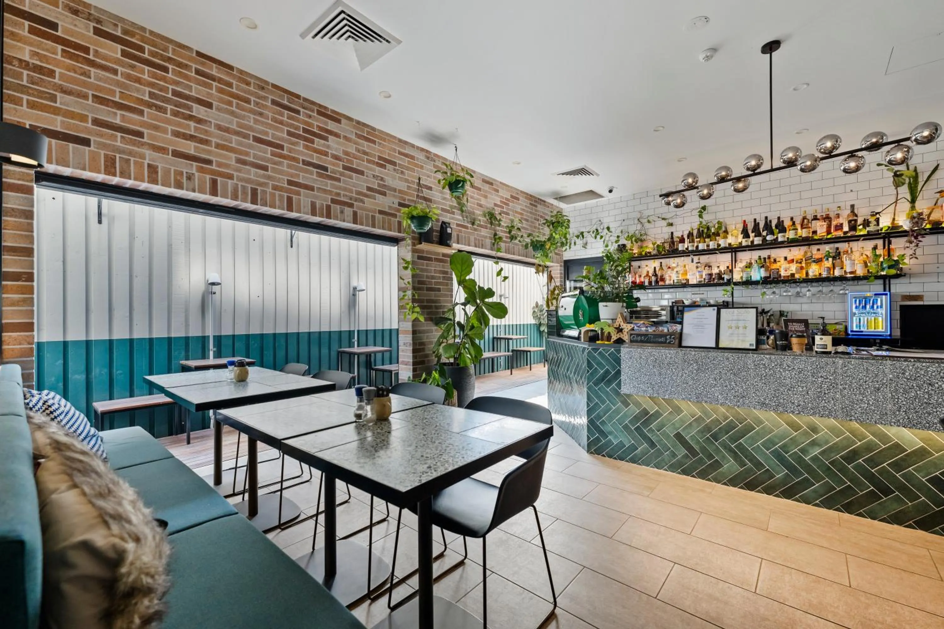 Lounge or bar in The Kingsford, an Ascend Collection Hotel