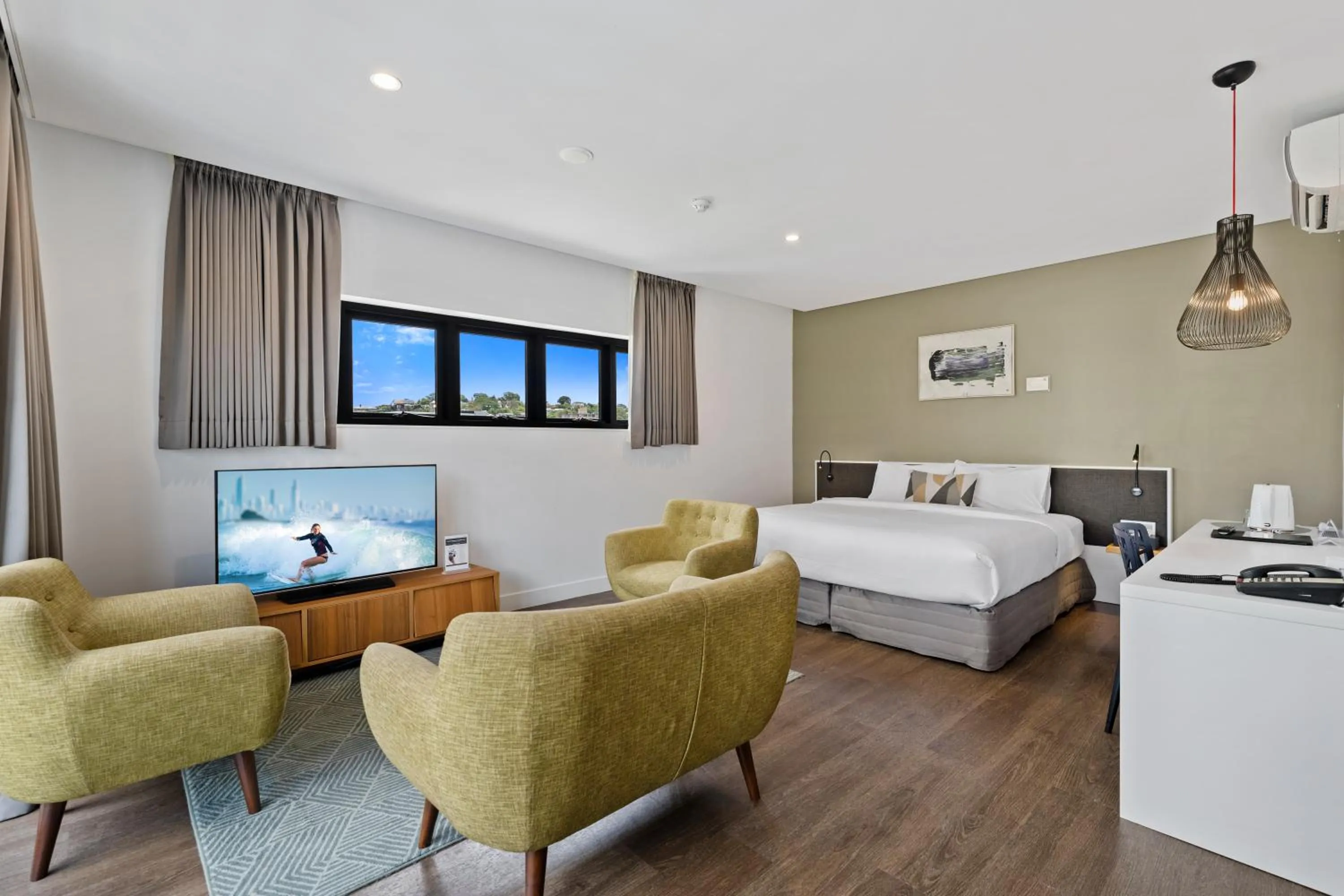 Living room, Bed in The Kingsford, an Ascend Collection Hotel