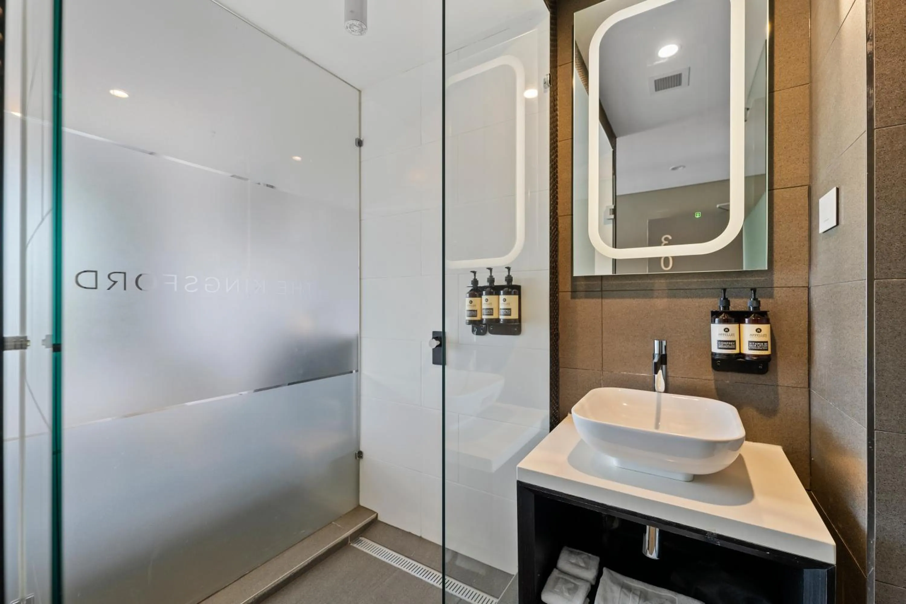 Toilet, Bed in The Kingsford, an Ascend Collection Hotel