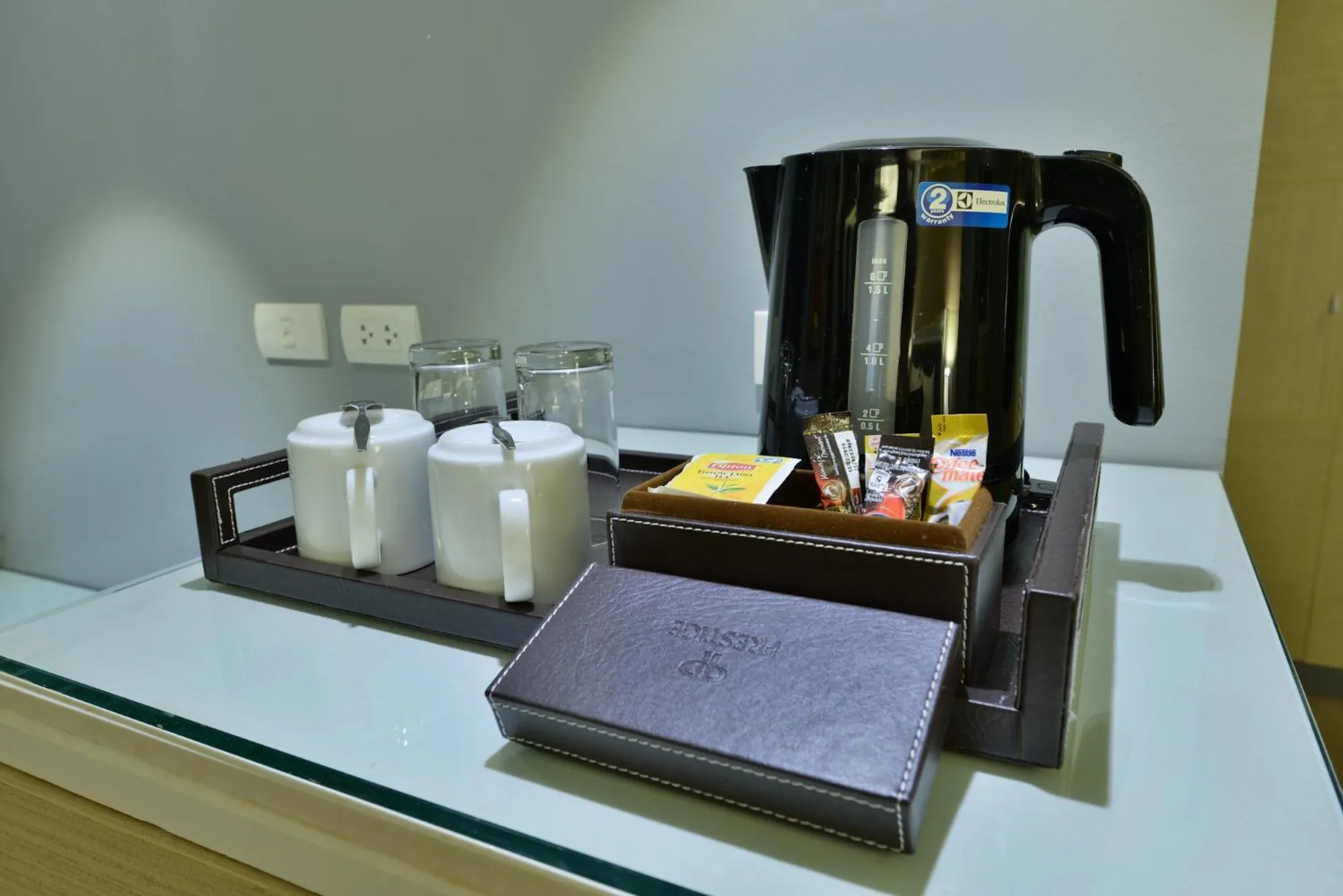 Coffee/tea facilities in Prestige Suites Nana