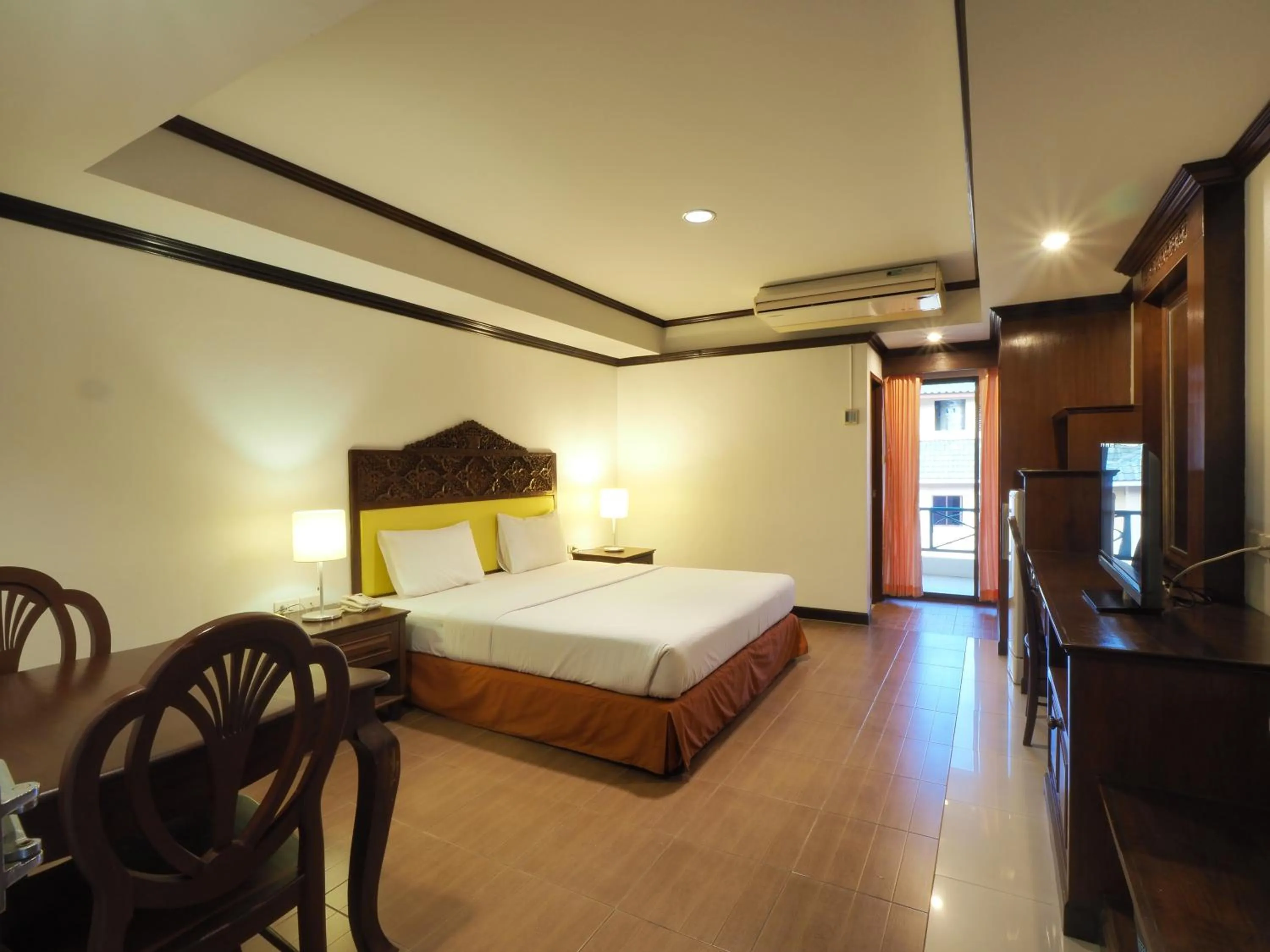 Photo of the whole room, Bed in Golden Villa Pattaya
