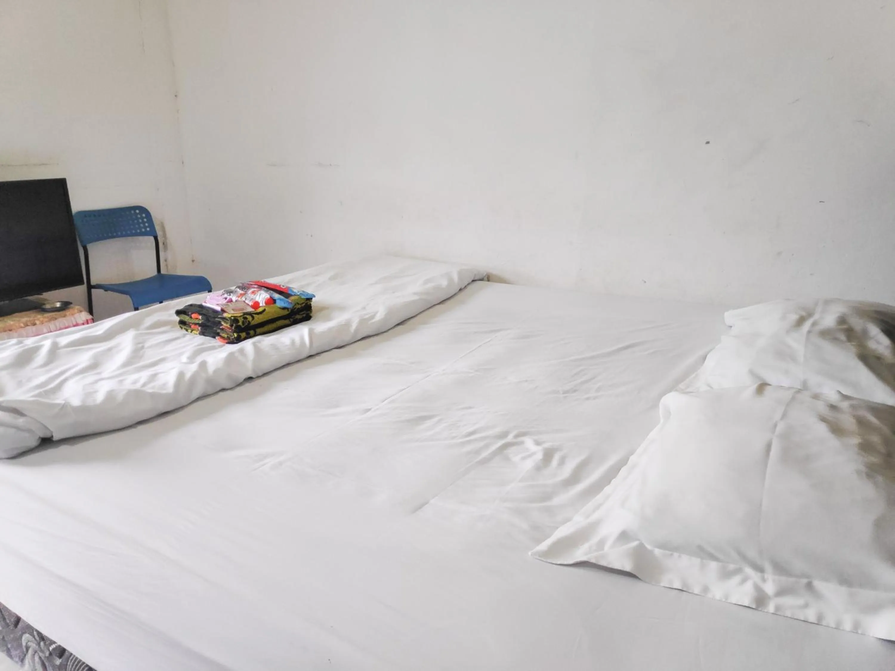 Bedroom, Bed in RedDoorz near Pelabuhan Ajibata Parapat