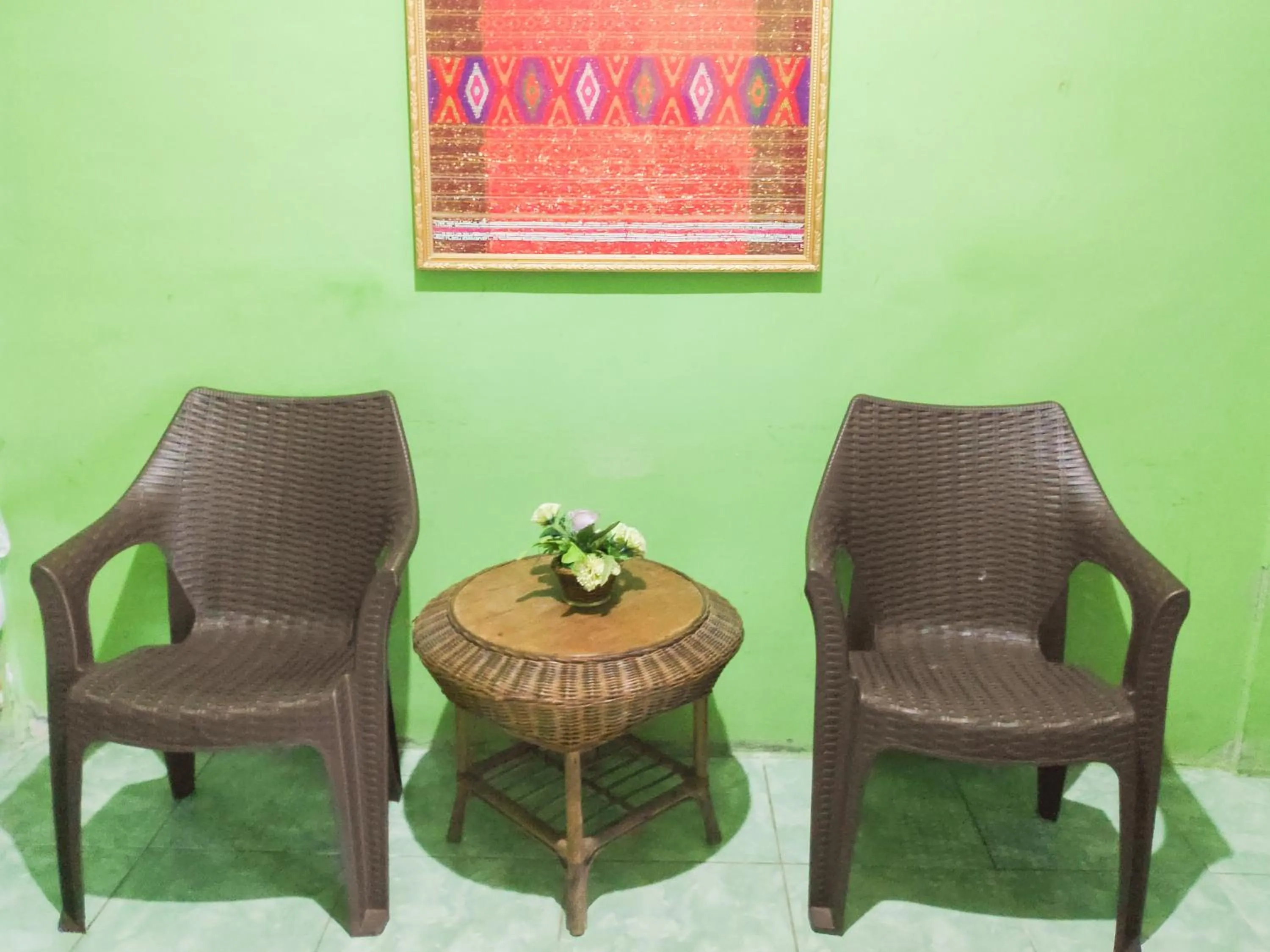 Seating area in RedDoorz near Pelabuhan Ajibata Parapat