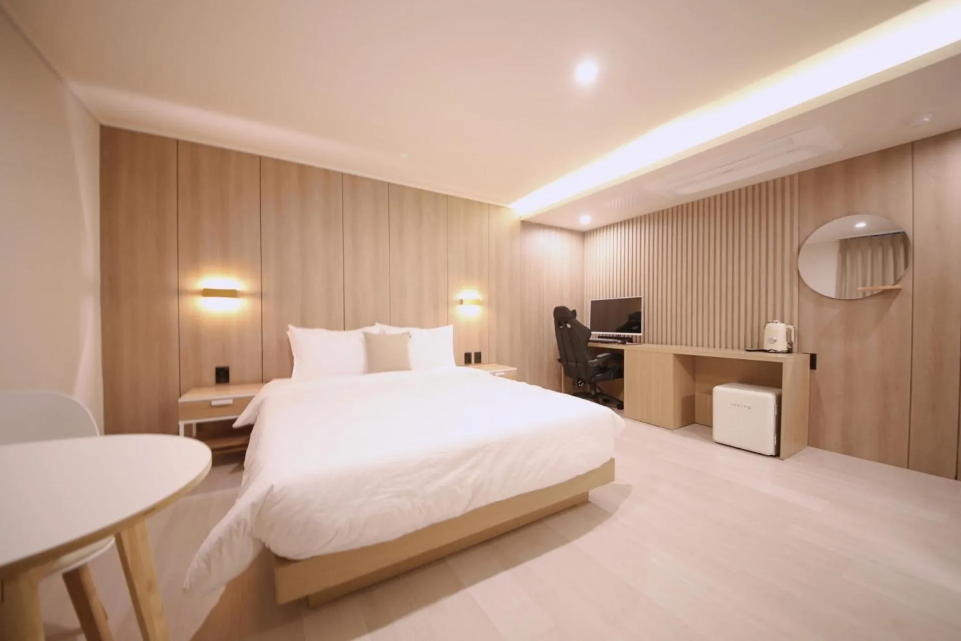 Photo of the whole room, Bed in Two H Hotel