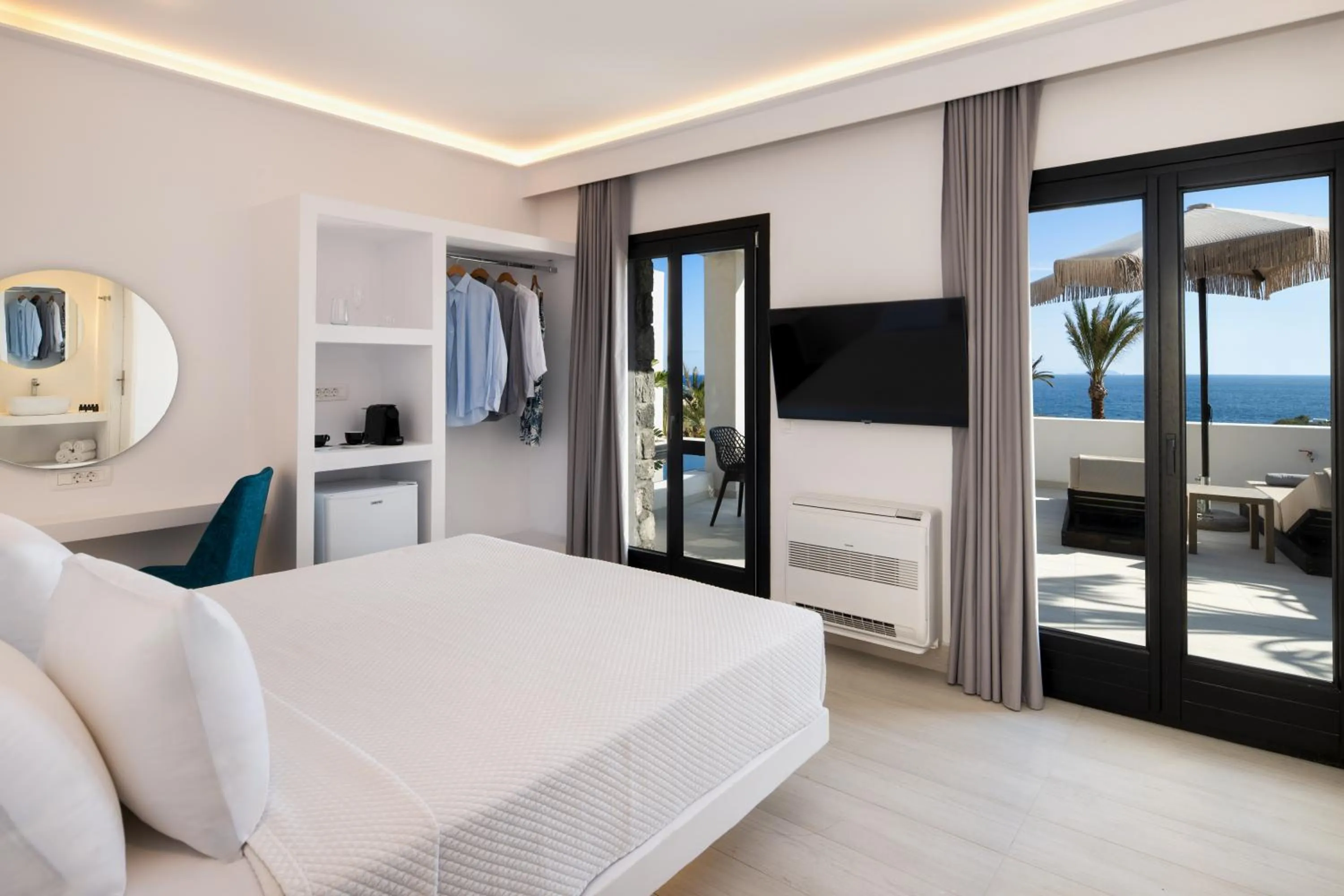 Photo of the whole room, Bed in Palm Island Suites