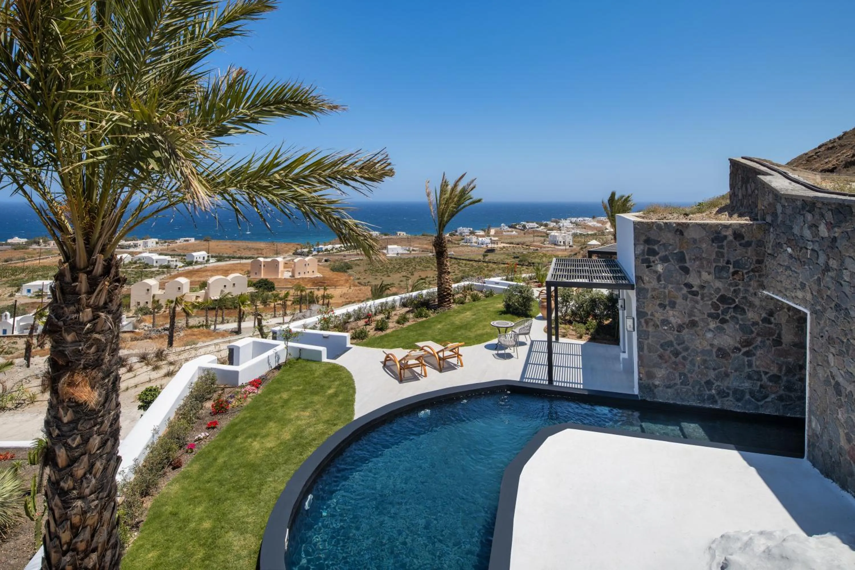 Swimming pool in Palm Island Suites