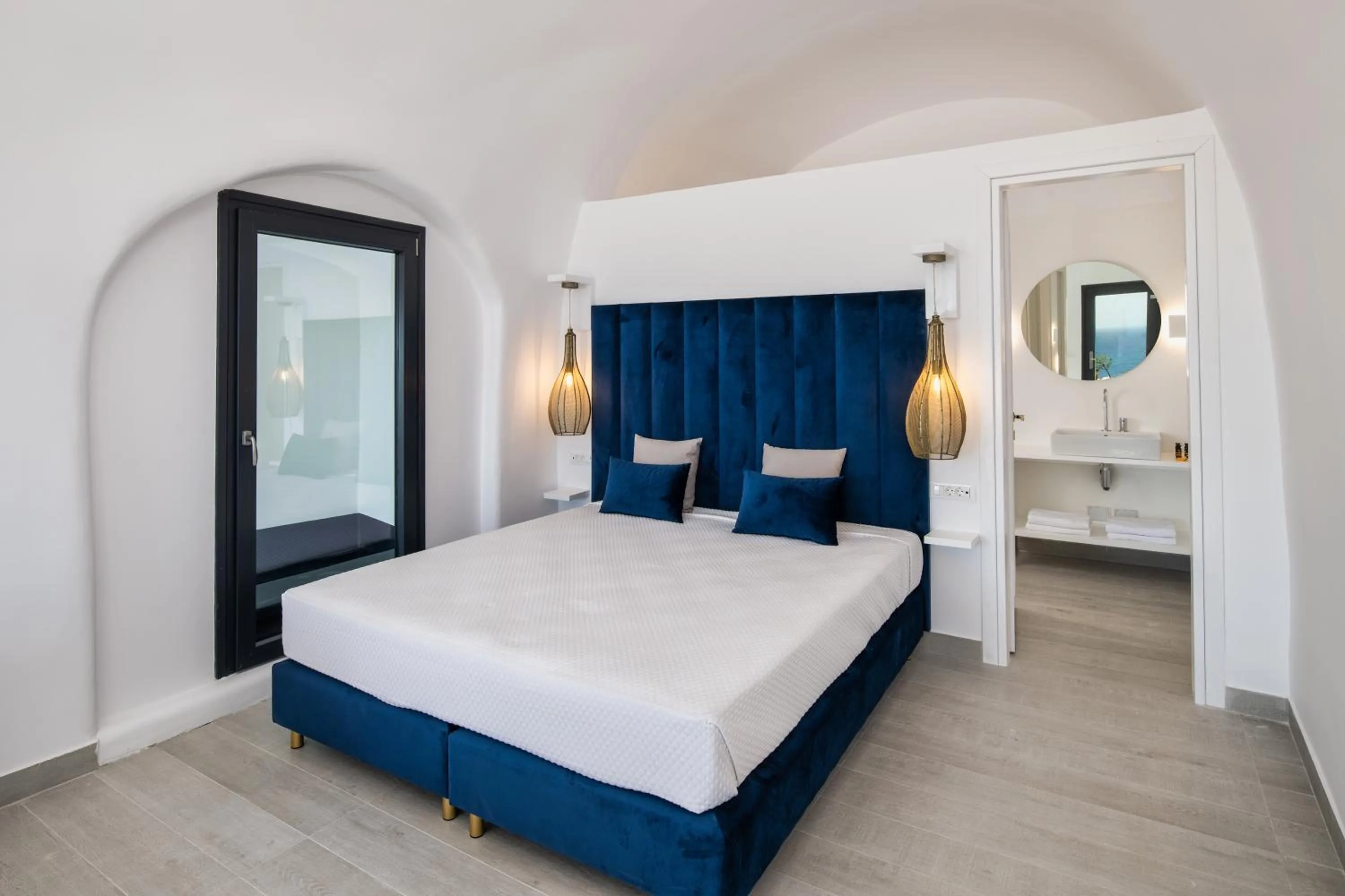 Photo of the whole room, Bed in Palm Island Suites