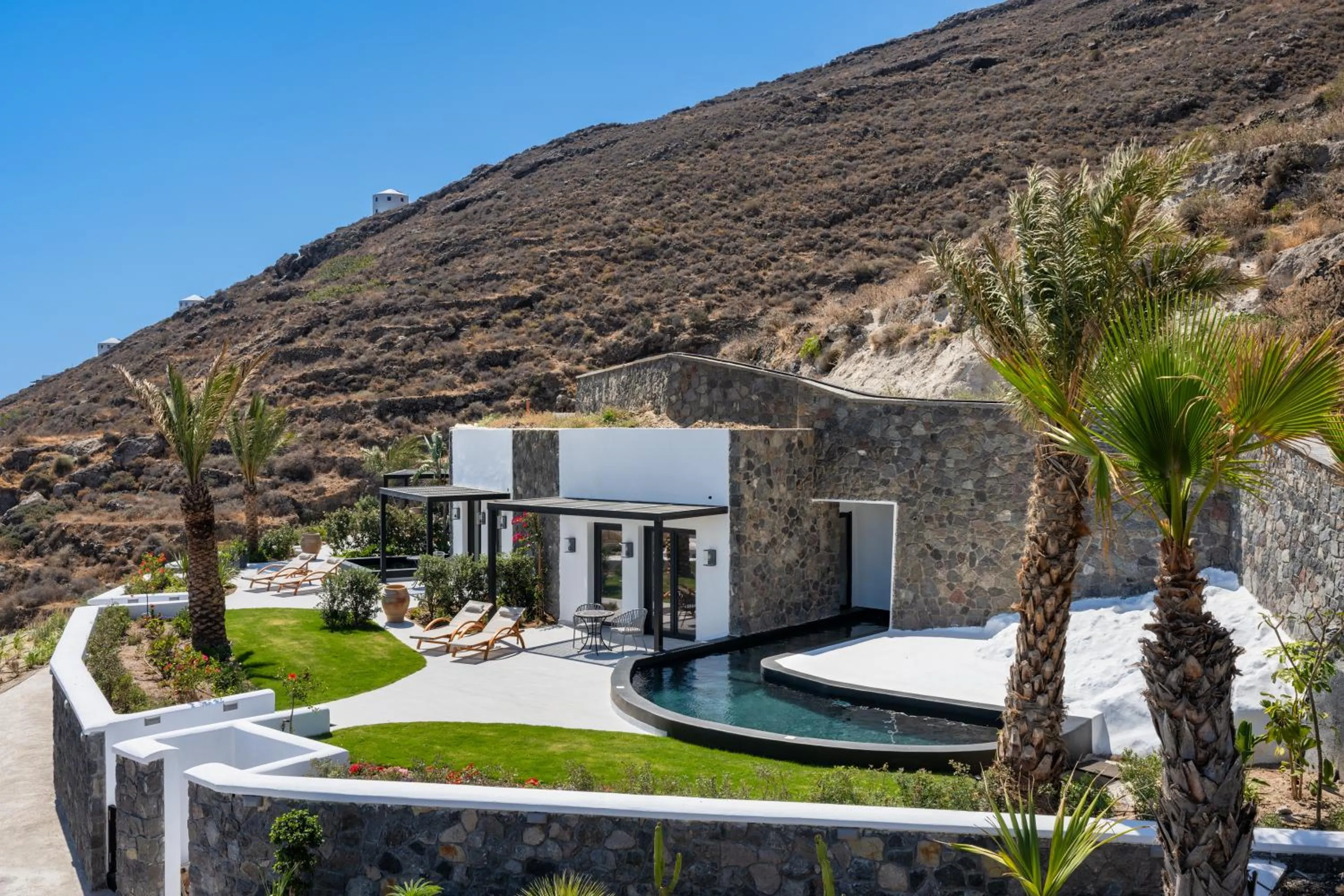 Swimming pool in Palm Island Suites