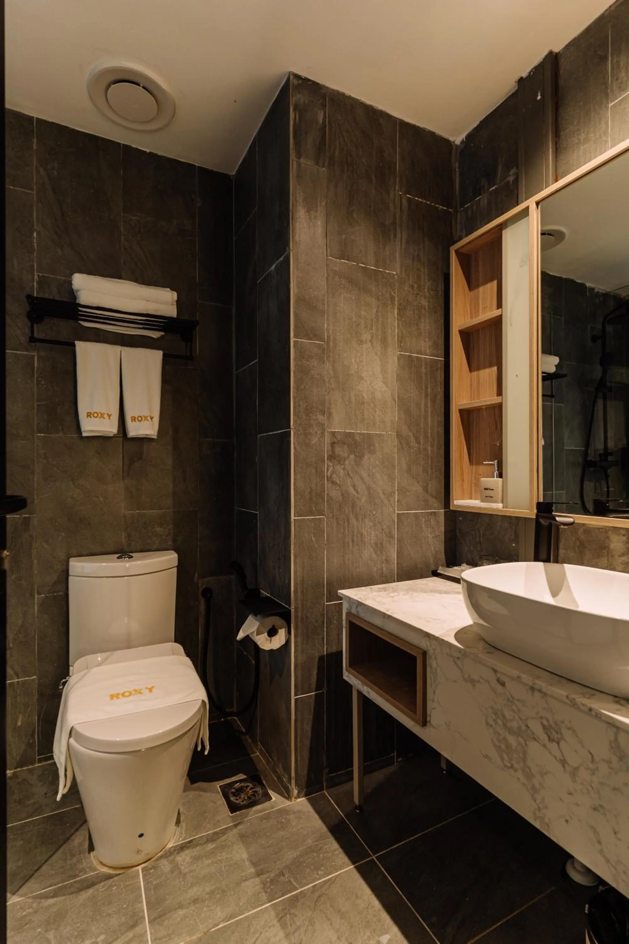 Bathroom in Impiana by Roxy Hotel