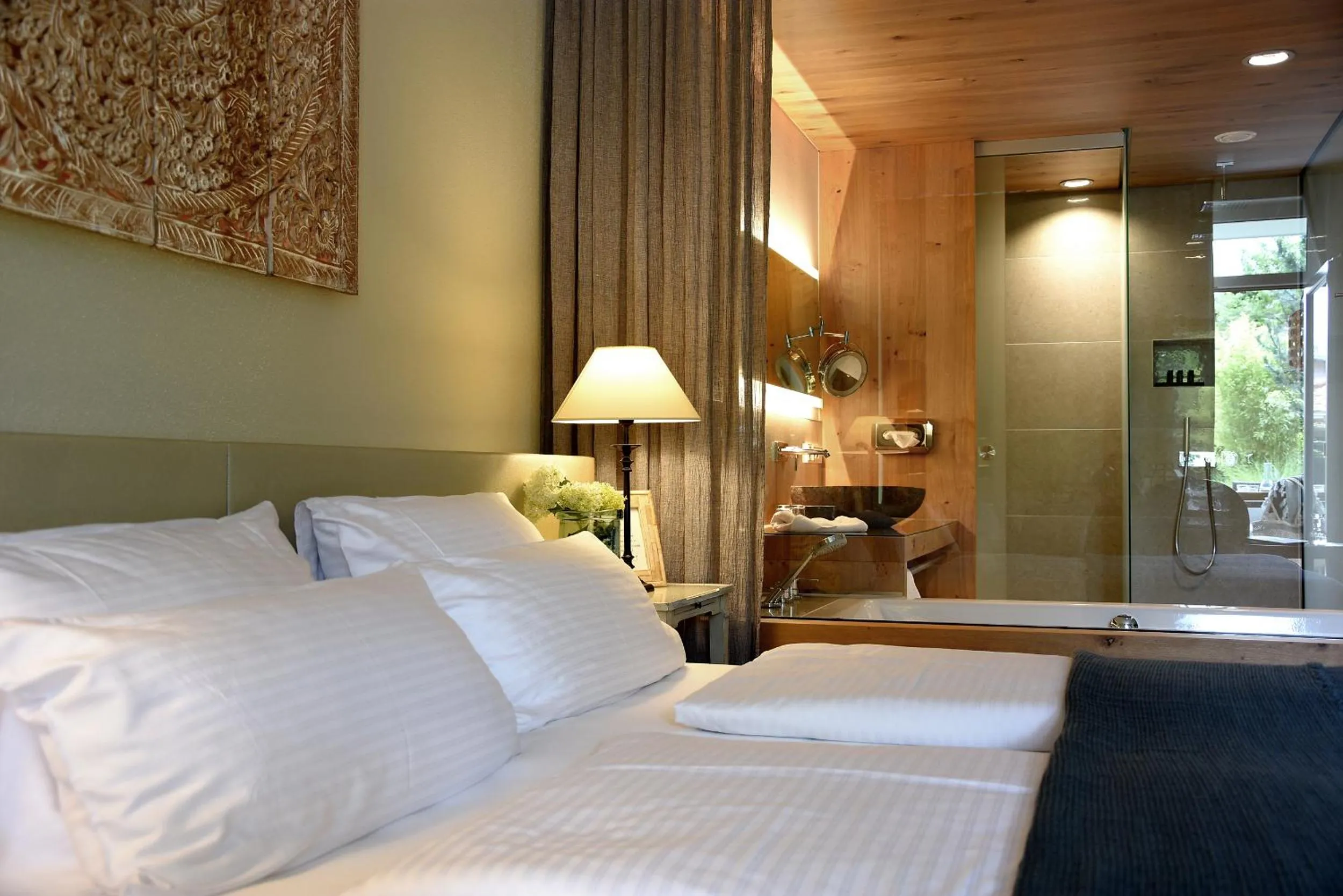 Bed in Wellnessgarten-Hotel