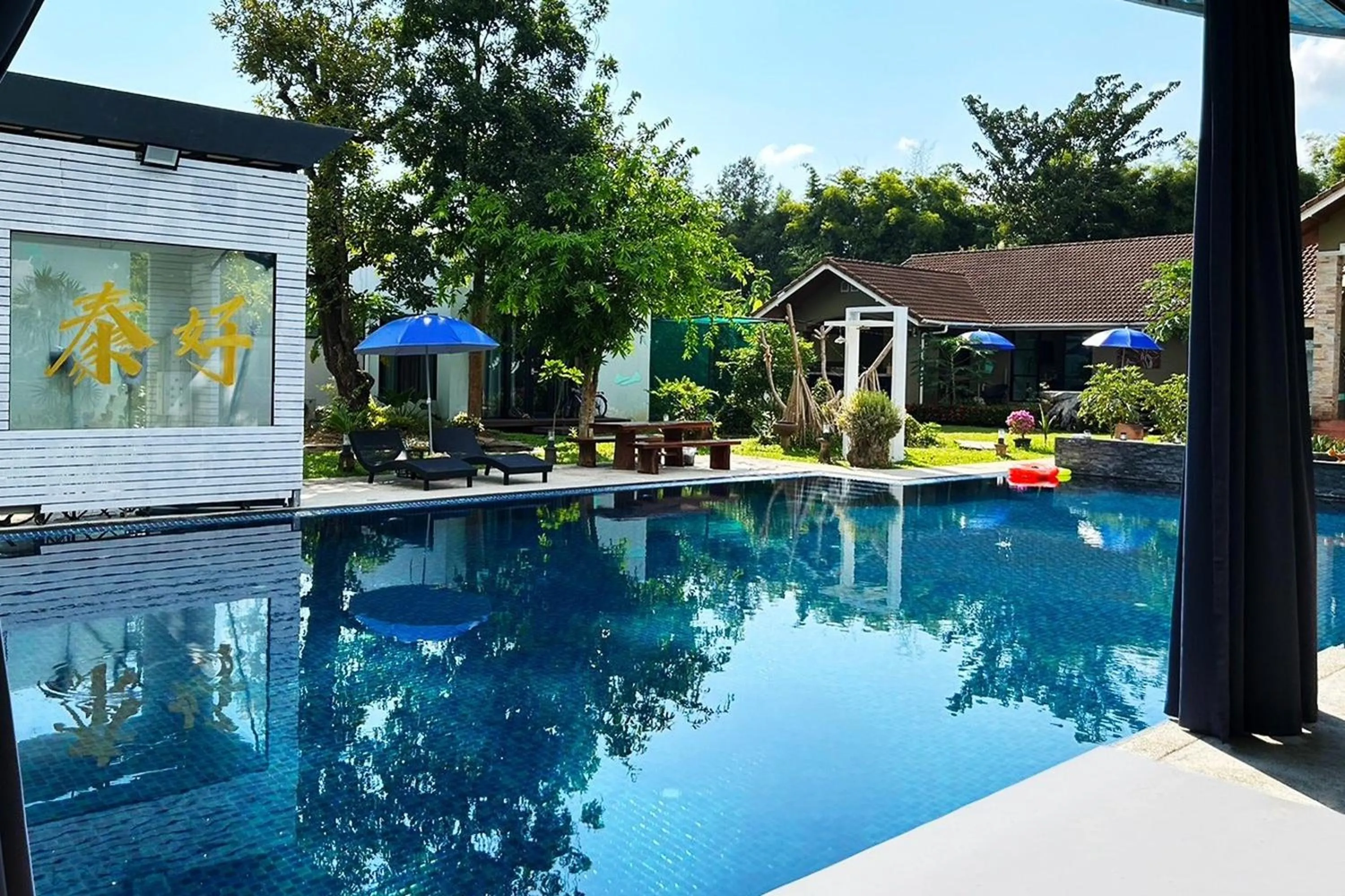 Swimming pool in Thai Good Arts Resort